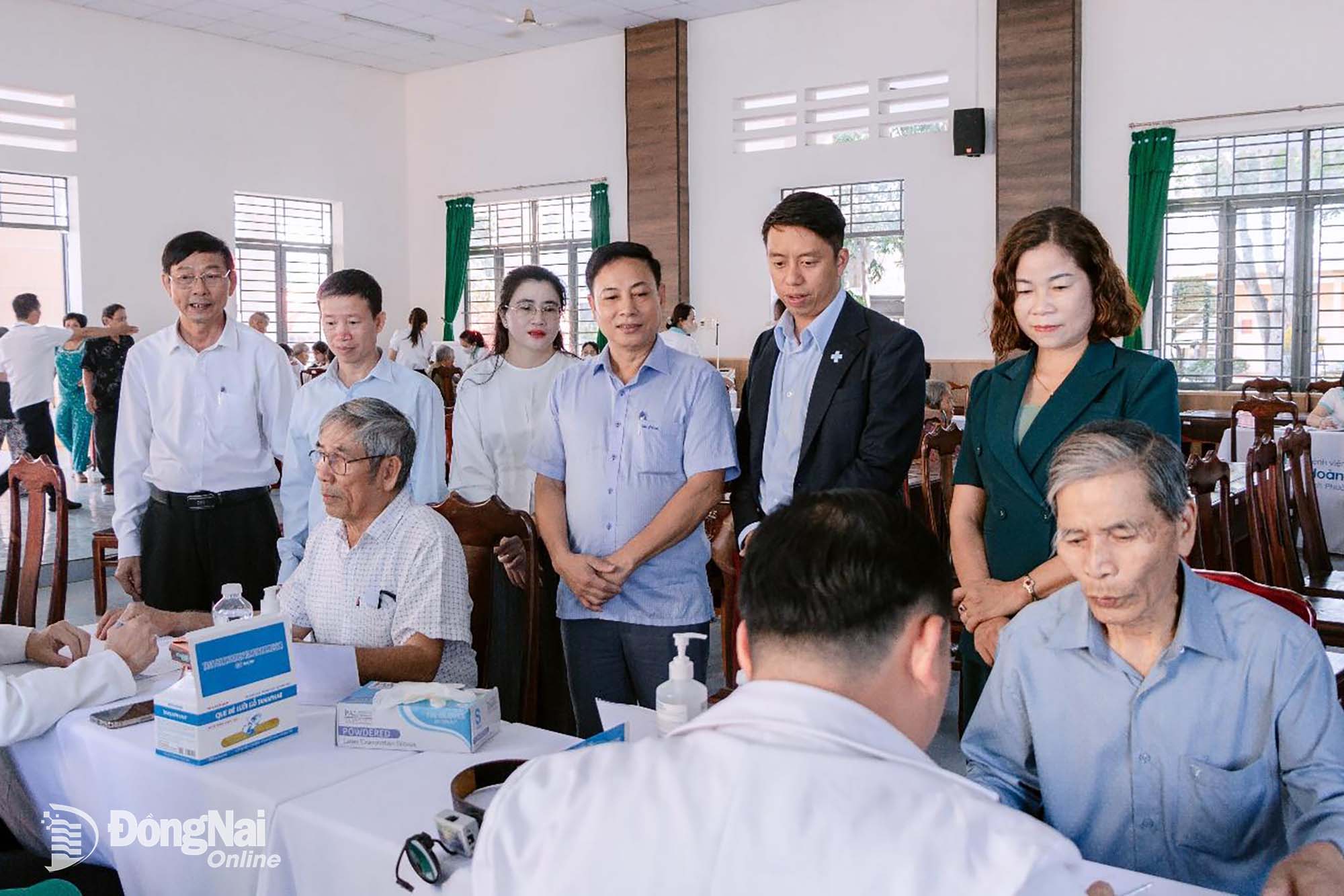 Lãnh đạo bệnh viện Hoàn Mỹ Bình Phước và Phường Đồng Phú tham gia giám sát và điều phối công tác khám bệnh.