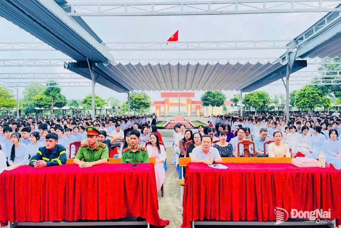 Học sinh Trường THPT Đồng Phú trải nghiệm thực hành kỹ năng PCCC và CNCH