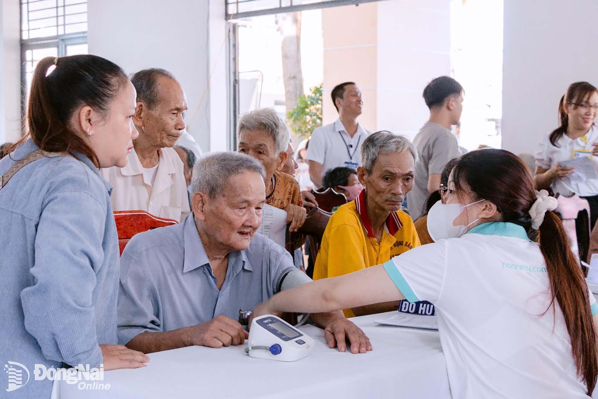 Người dân được đo sinh hiệu và cập nhật thông tin khám.