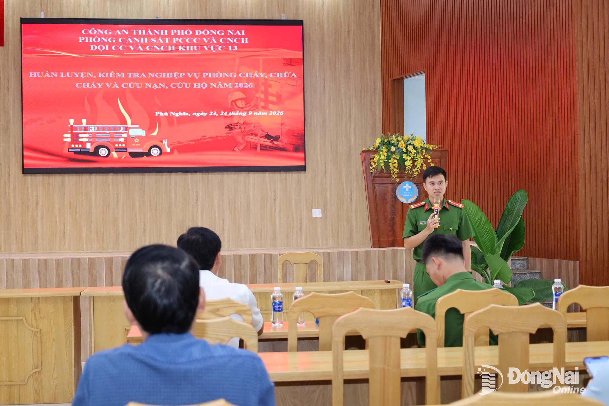 Báo cáo viên của Phòng Cảnh sát PCCC và CNCH triển khai phần lý thuyết.

