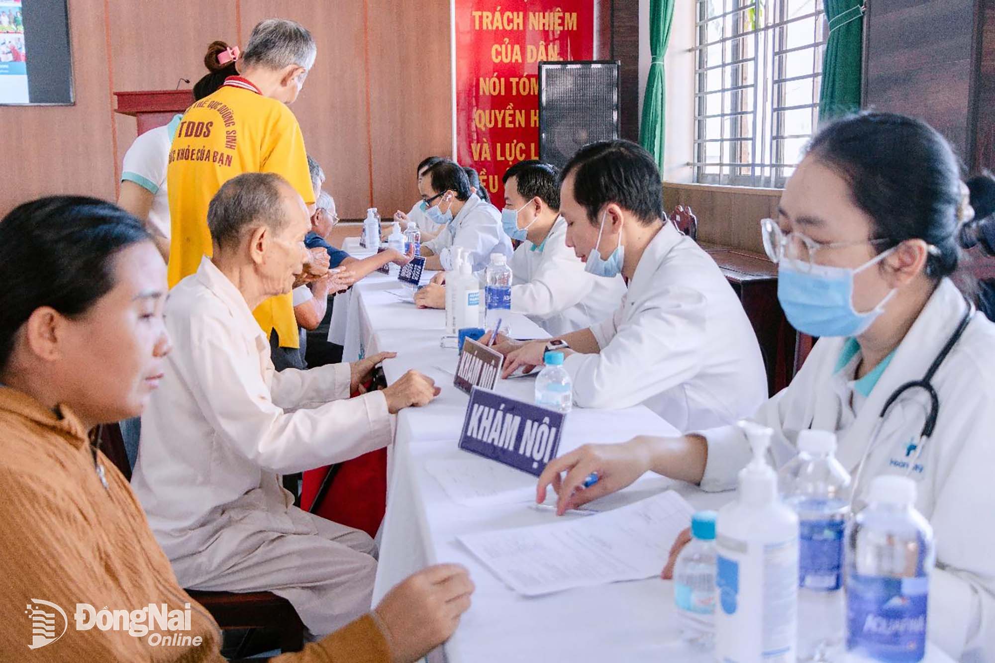 Người dân được khám lần lượt các chuyên khoa.