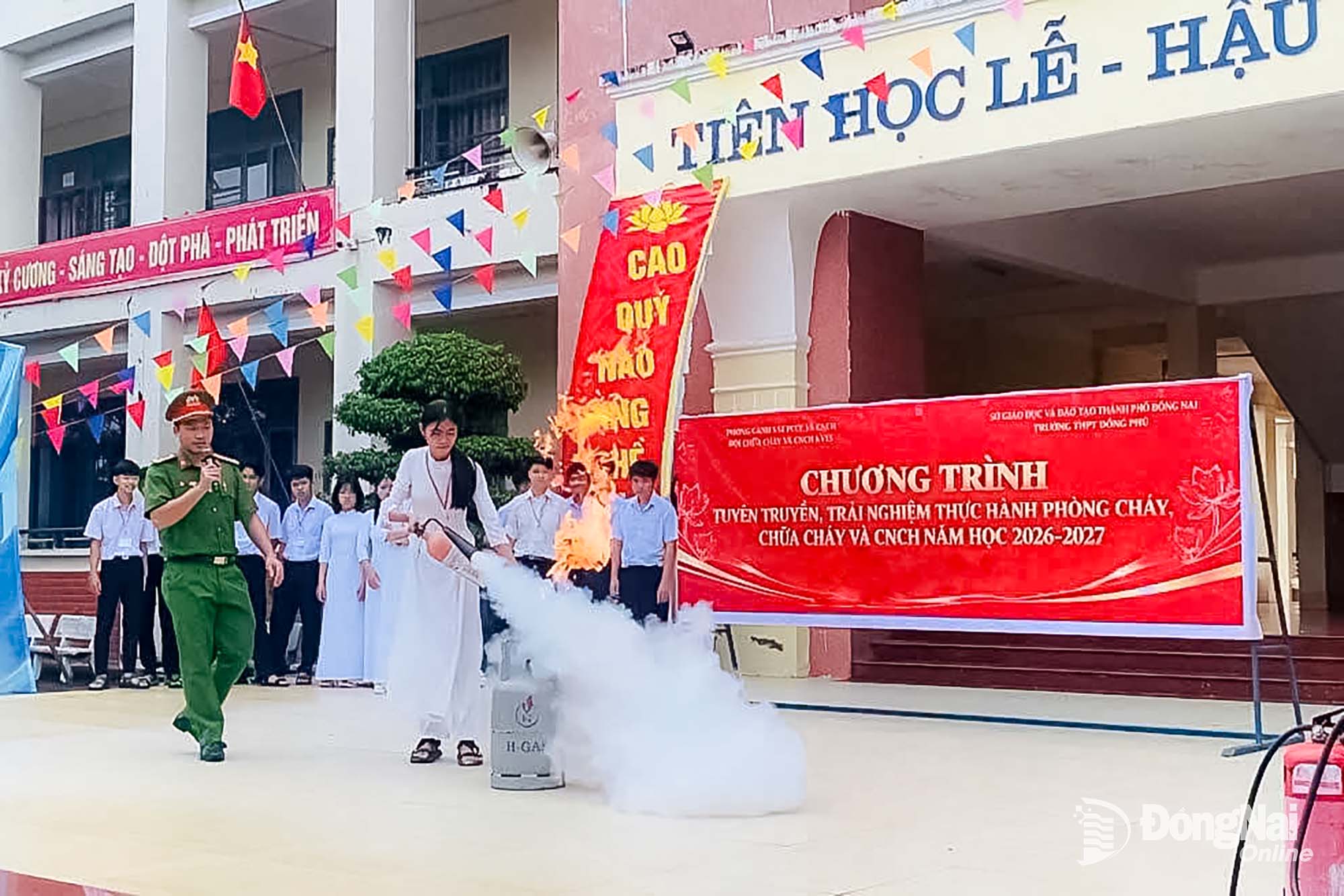 Các em học sinh thực hành sử dụng bình chữa cháy dập tắt đám cháy.

