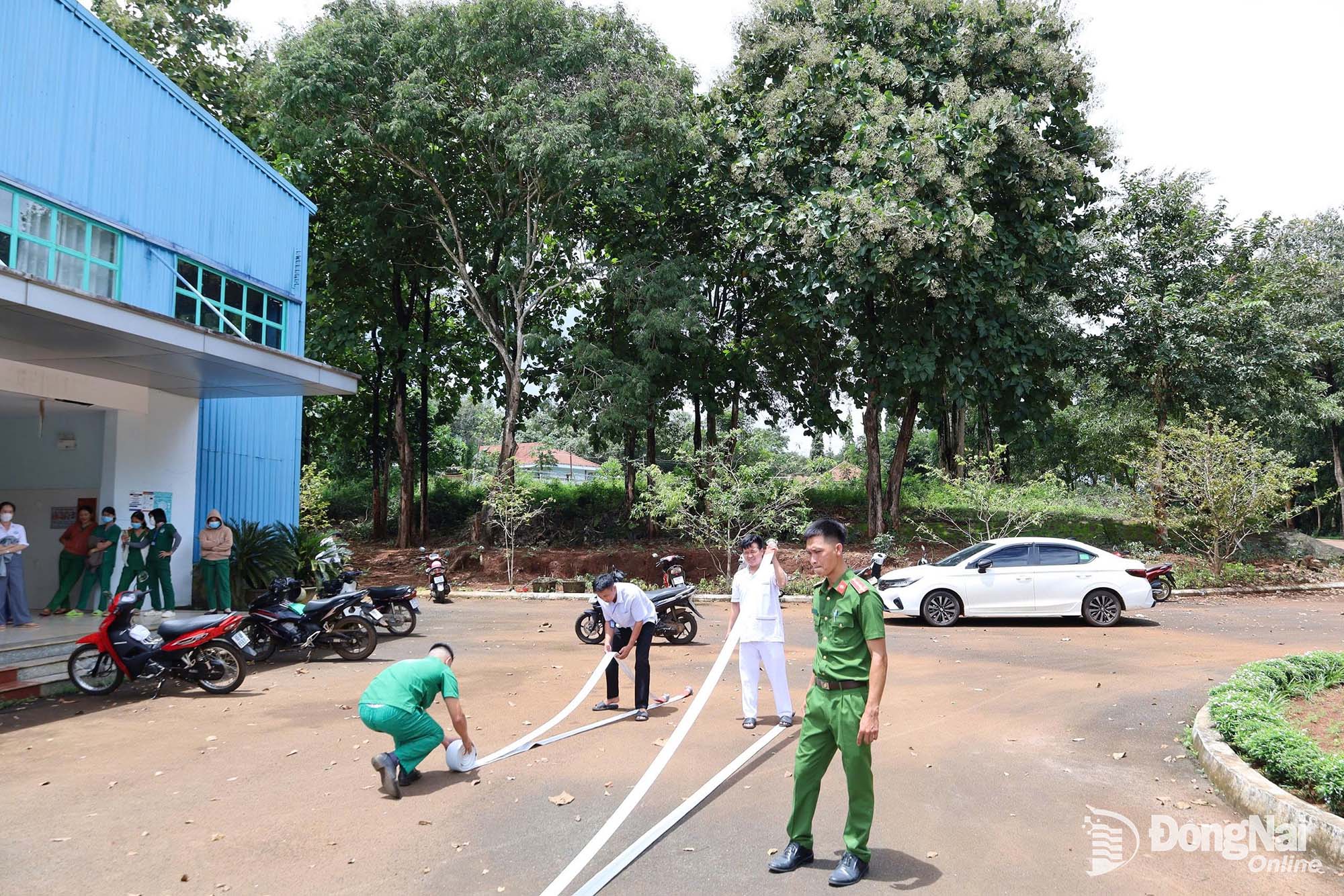 Đội PCCC cơ sở thực hành sử dụng lăng, vòi, họng nước chữa cháy vách tường.

