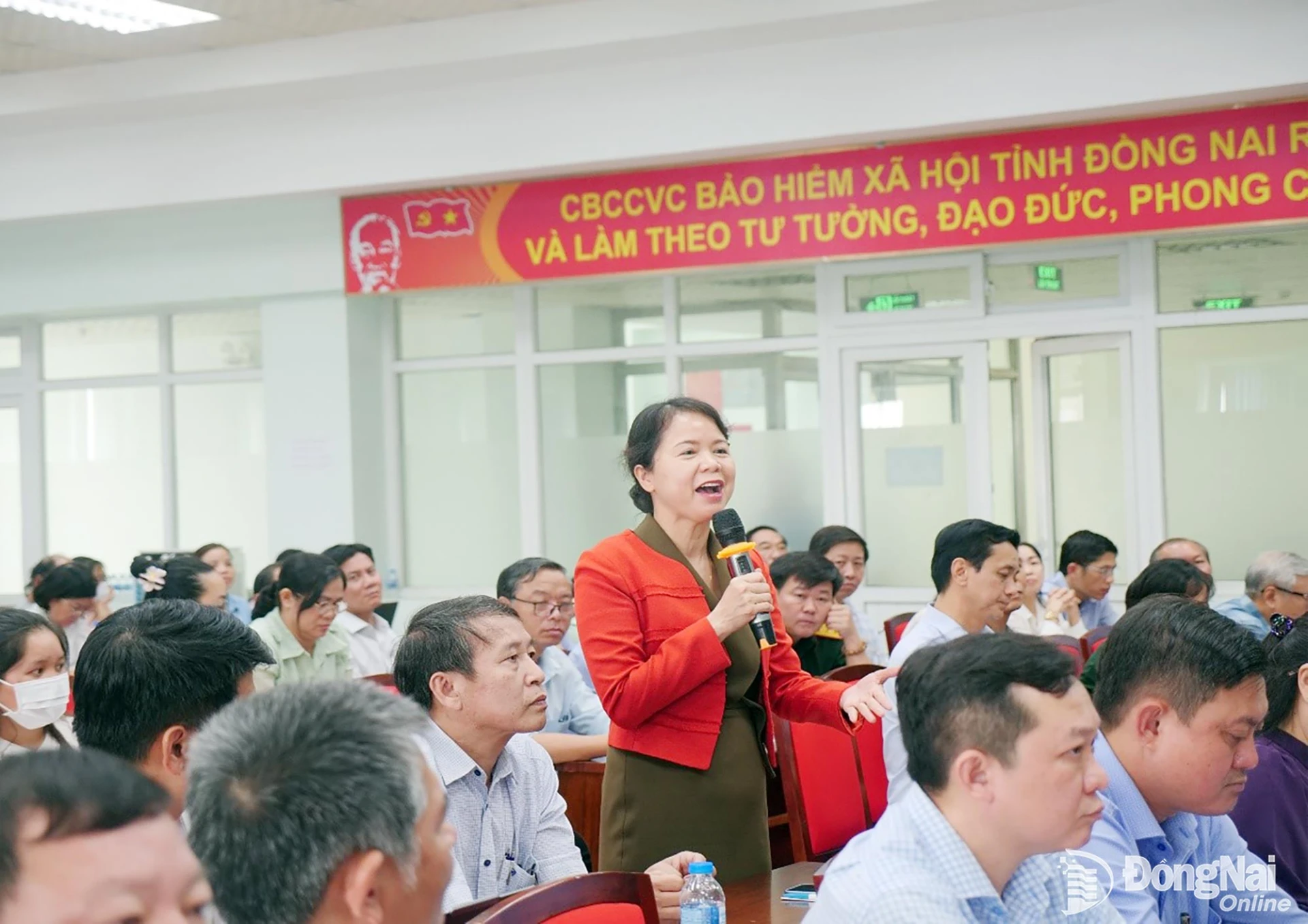 Leaders of Dong Nai General Hospital share information about health insurance-covered medical examination and treatment at the hospital. Photo: Hanh Dung