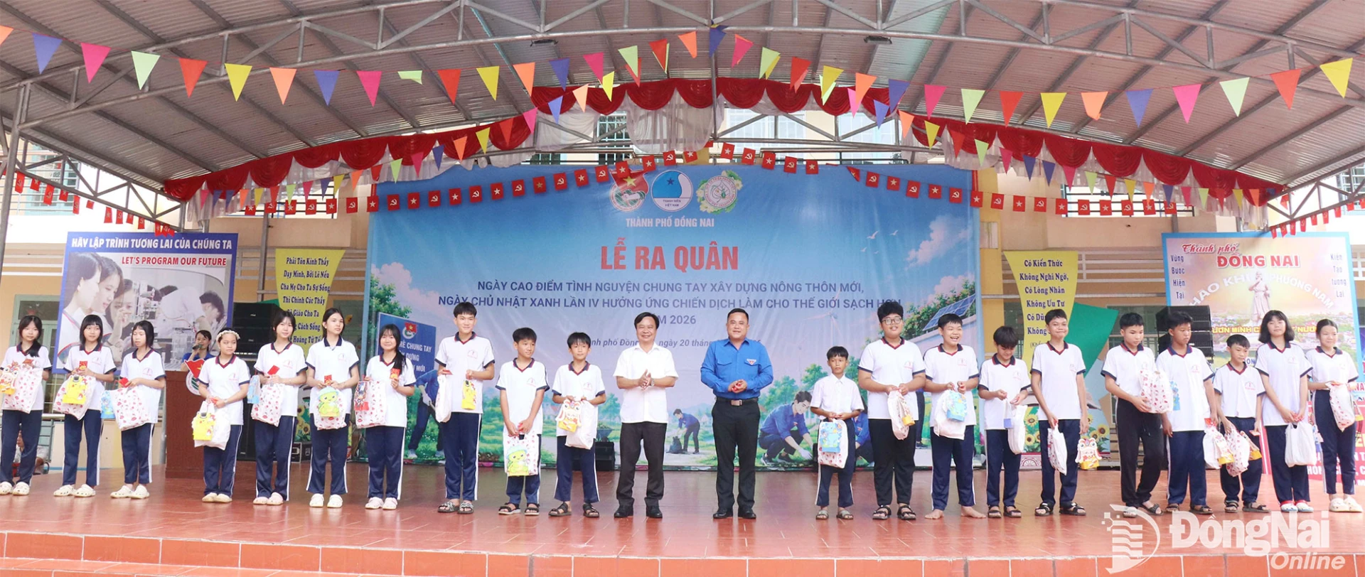 Ban tổ chức trao quà Trung thu cho các em thiếu nhi xã Thiện Hưng. Ảnh: Ngọc Huyền