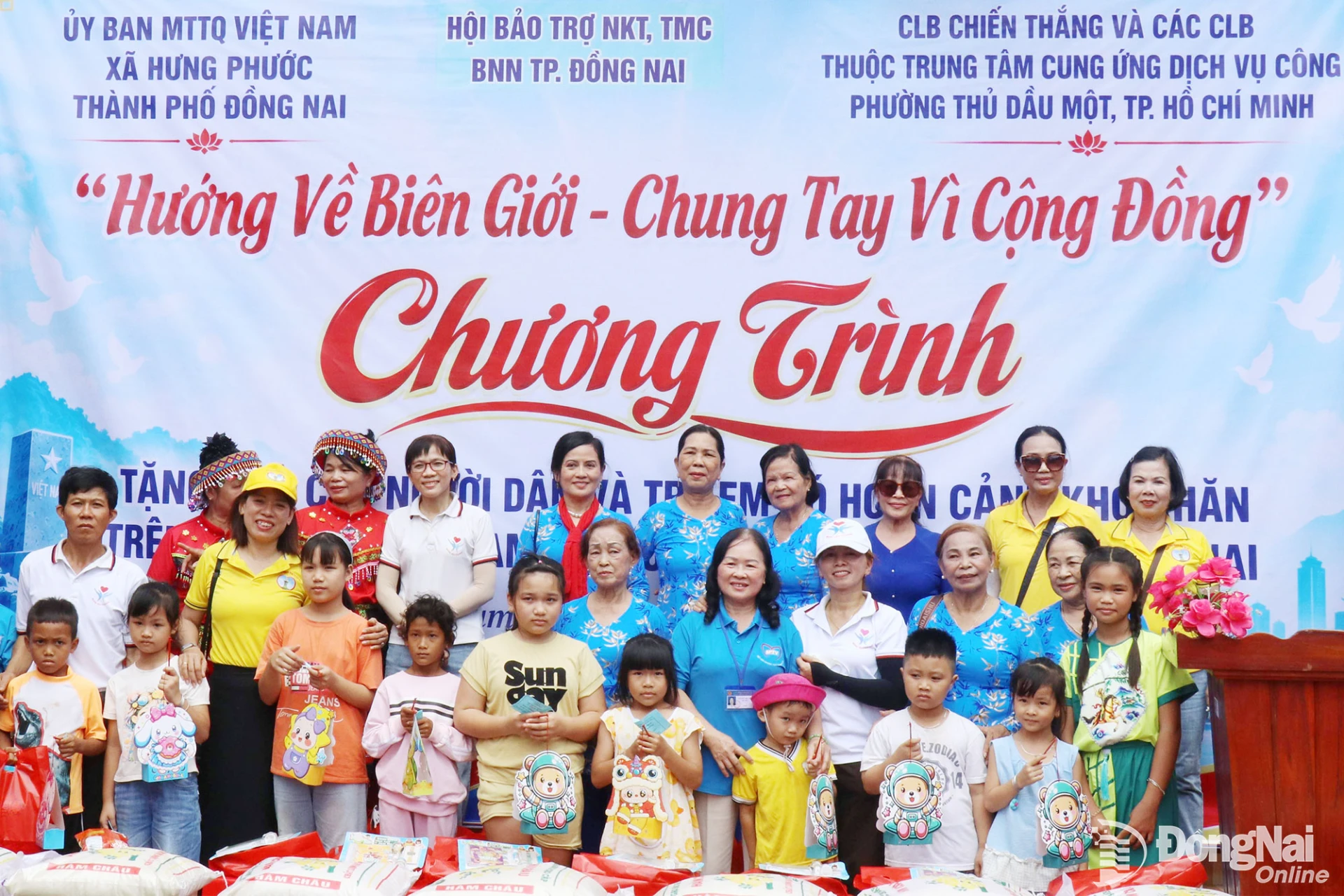 Ban tổ chức trao quà Trung thu cho các cháu thiếu nhi. Ảnh: Ngọc Huyền