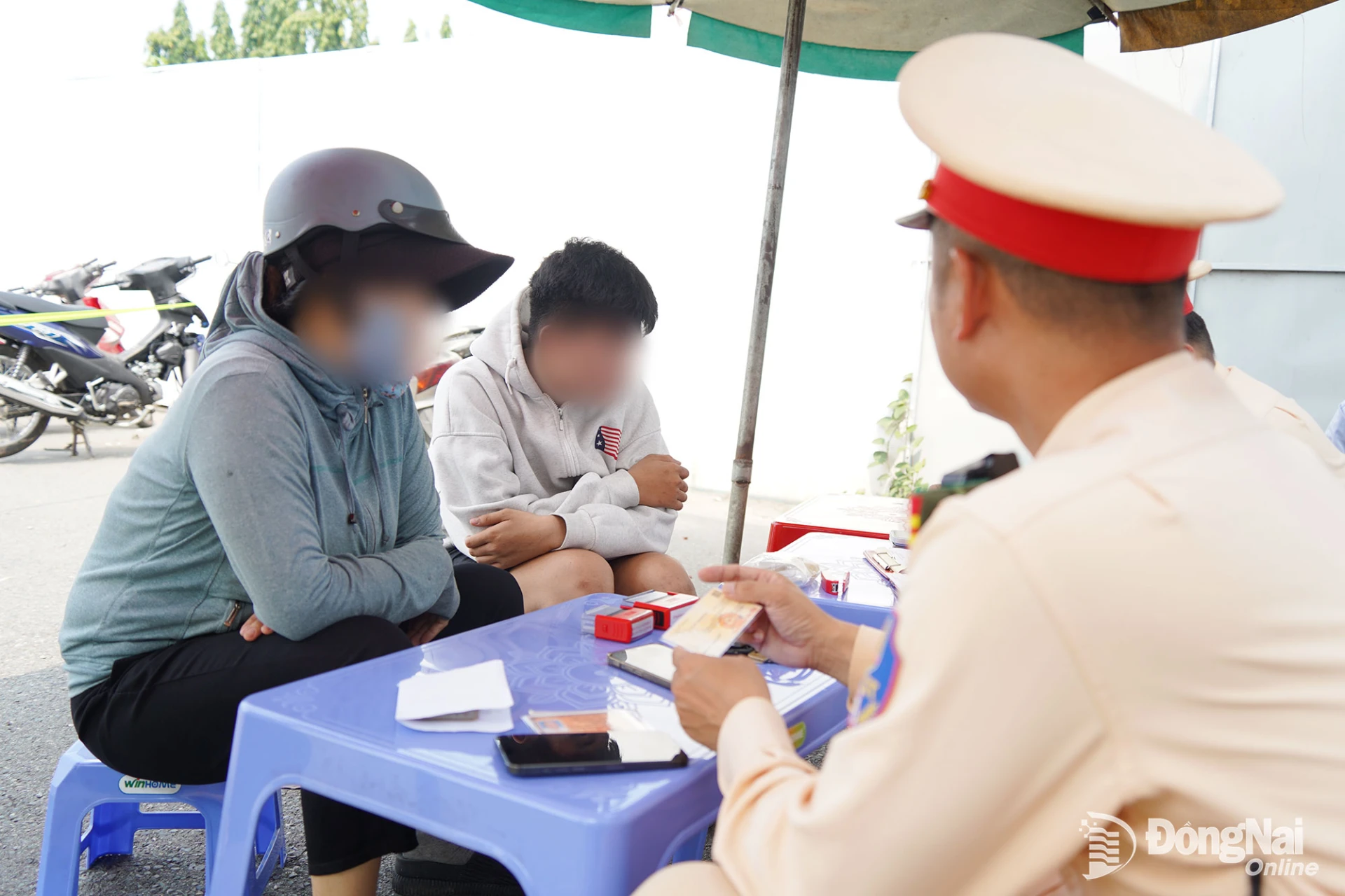 Lực lượng chức năng lập biên bản xử lý các trường hợp vi phạm an toàn giao thông trên quốc lộ 1. Ảnh: Lê Duy