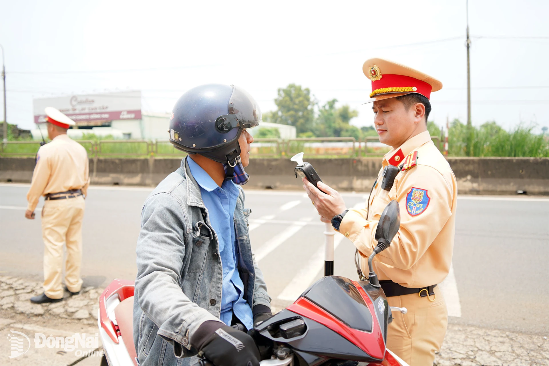 Cục Cảnh sát giao thông phối hợp Phòng Cảnh sát giao thông Công an thành phố Đồng Nai đo nồng độ cồn người điều khiển các phương tiện di chuyển trên tuyến quốc lộ 1. Ảnh: Lê Duy