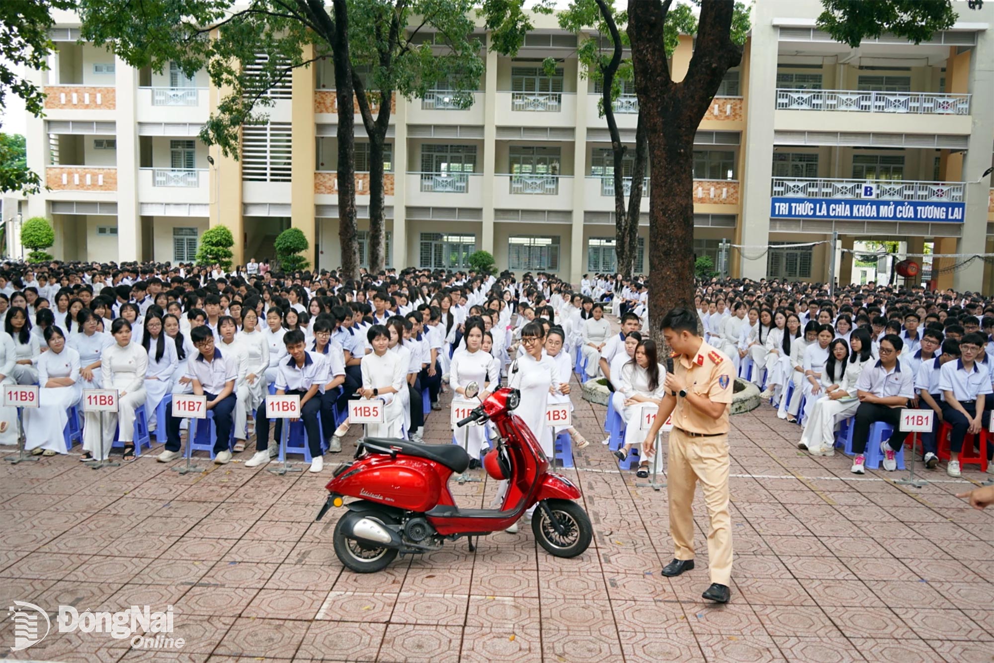 Lực lượng chức năng hướng dẫn học sinh Trường THPT Lê Hồng Phong, phường Long Bình cách điều khiển xe 2 bánh đảm bảo an toàn. Ảnh: Lê Duy