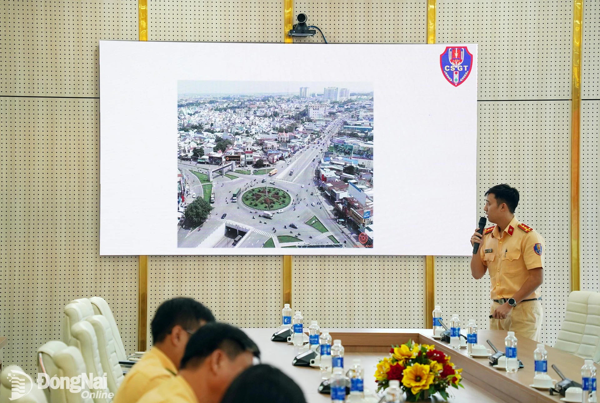 Cán bộ Phòng Cảnh sát giao thông Công an thành phố Đồng Nai hướng dẫn chỉ ra các lỗi nhận diện thường mắc phải khi tham gia giao thông tại buổi tập huấn. Ảnh: Lê Duy