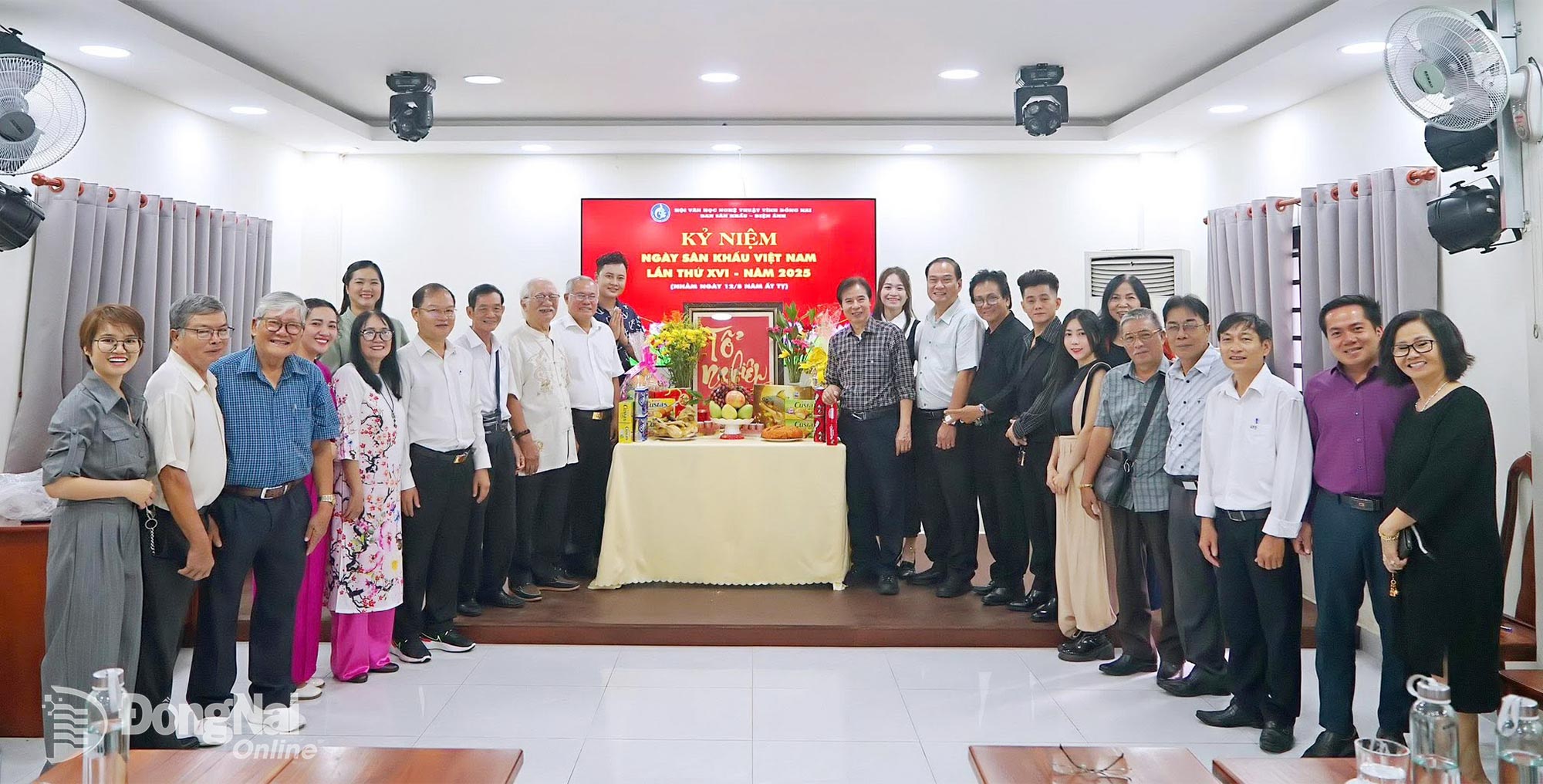 Nghệ sĩ Ưu tú Thái Phụ (thứ 9, từ trái sang) chụp ảnh lưu niệm cùng Ban Sân khấu - Điện ảnh, Hội Văn học nghệ thuật Đồng Nai.

