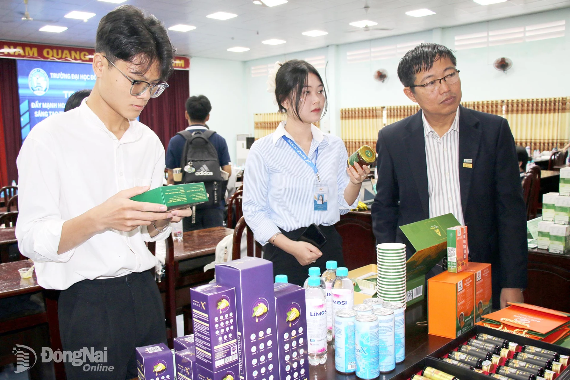 Gian hàng trưng bày sản phẩm khởi nghiệp, đổi mới sáng tạo tại hội thảo về đổi mới sáng tạo diễn ra ở Đồng Nai.

