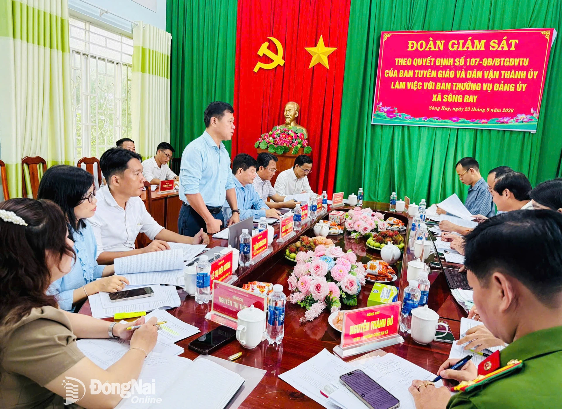 Thường trực Đảng ủy xã Sông Ray trao đổi tại buổi làm việc. Ảnh: Hoàng Lý

