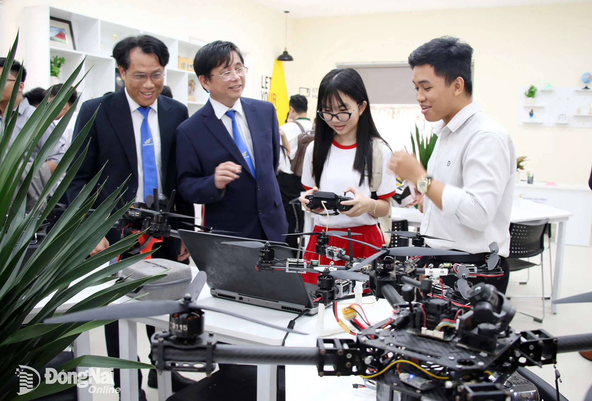 PGS.TS Lâm Thành Hiển (thứ 2 từ trái qua), Hiệu trưởng Trường đại học Lạc Hồng tham quan thư viện công nghệ STEAMHub. Ảnh: Hải Quân
