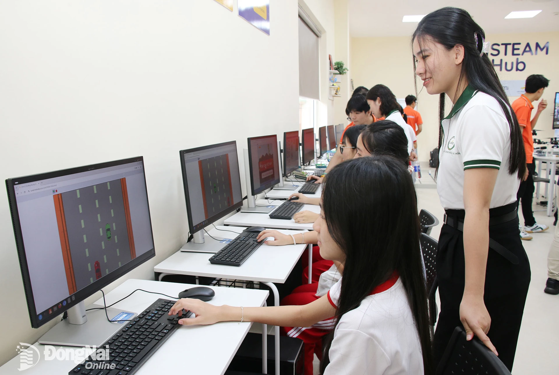Các học sinh trải nghiệm thực tế tại thư viện công nghệ STEAMHub. Ảnh: Hải Quân
