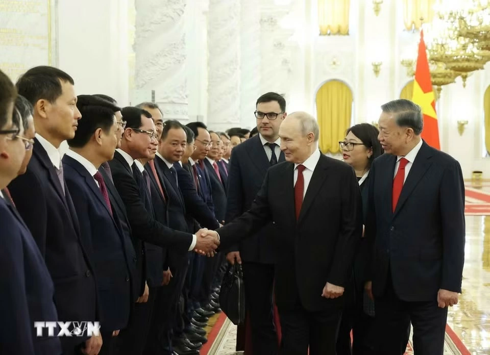 Tổng Bí thư, Chủ tịch nước Tô Lâm và Tổng thống Liên bang Nga Vladimir Putin với đại biểu Việt Nam. Ảnh: Thống Nhất/ TTXVN