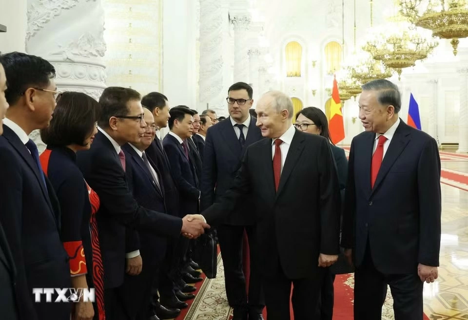 Tổng Bí thư, Chủ tịch nước Tô Lâm và Tổng thống Liên bang Nga Vladimir Putin với đại biểu Việt Nam. Ảnh: Thống Nhất/ TTXVN