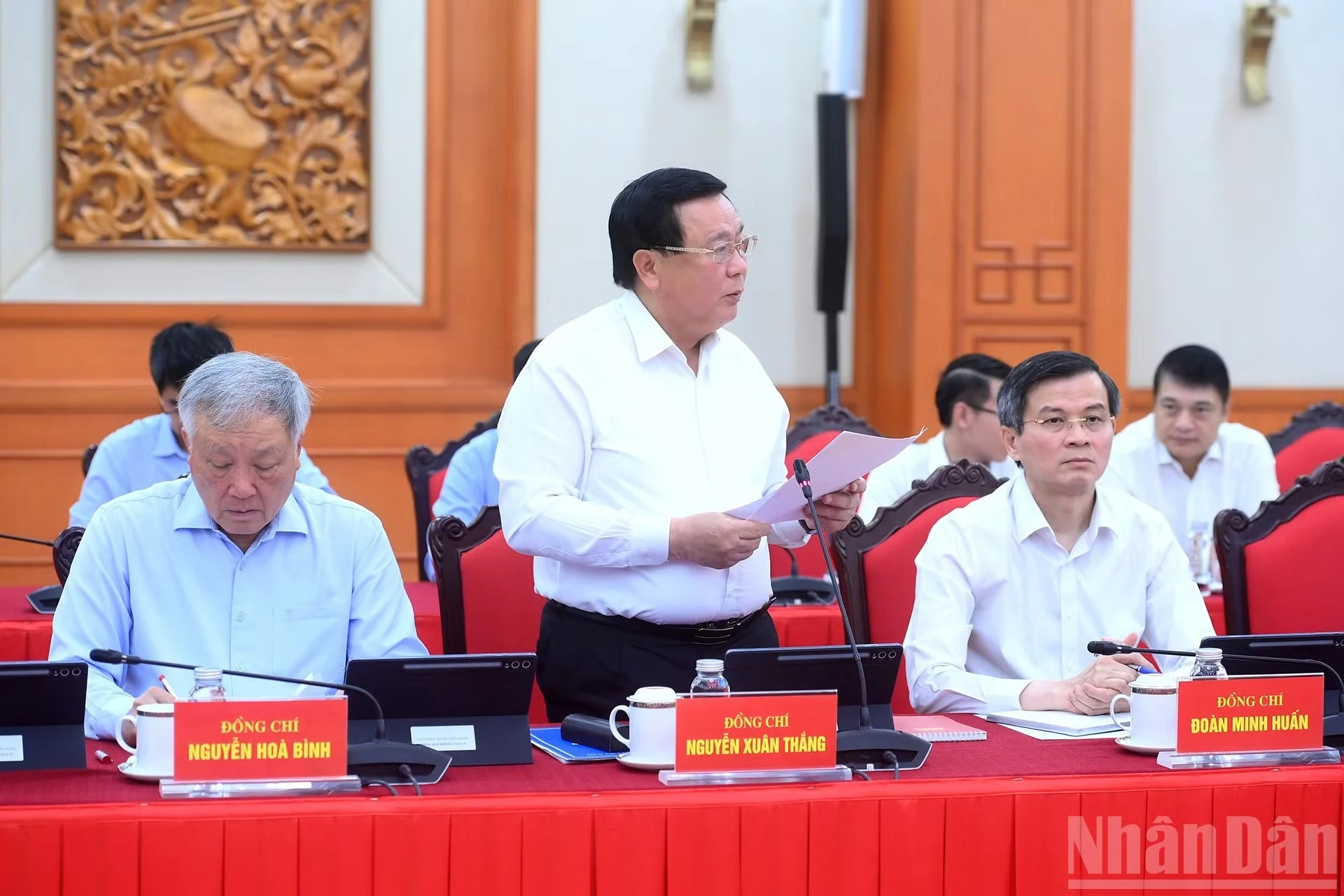 Chủ tịch Hội đồng Lý luận Trung ương﻿ Nguyễn Xuân Thắng trình bày báo cáo tại cuộc làm việc.
