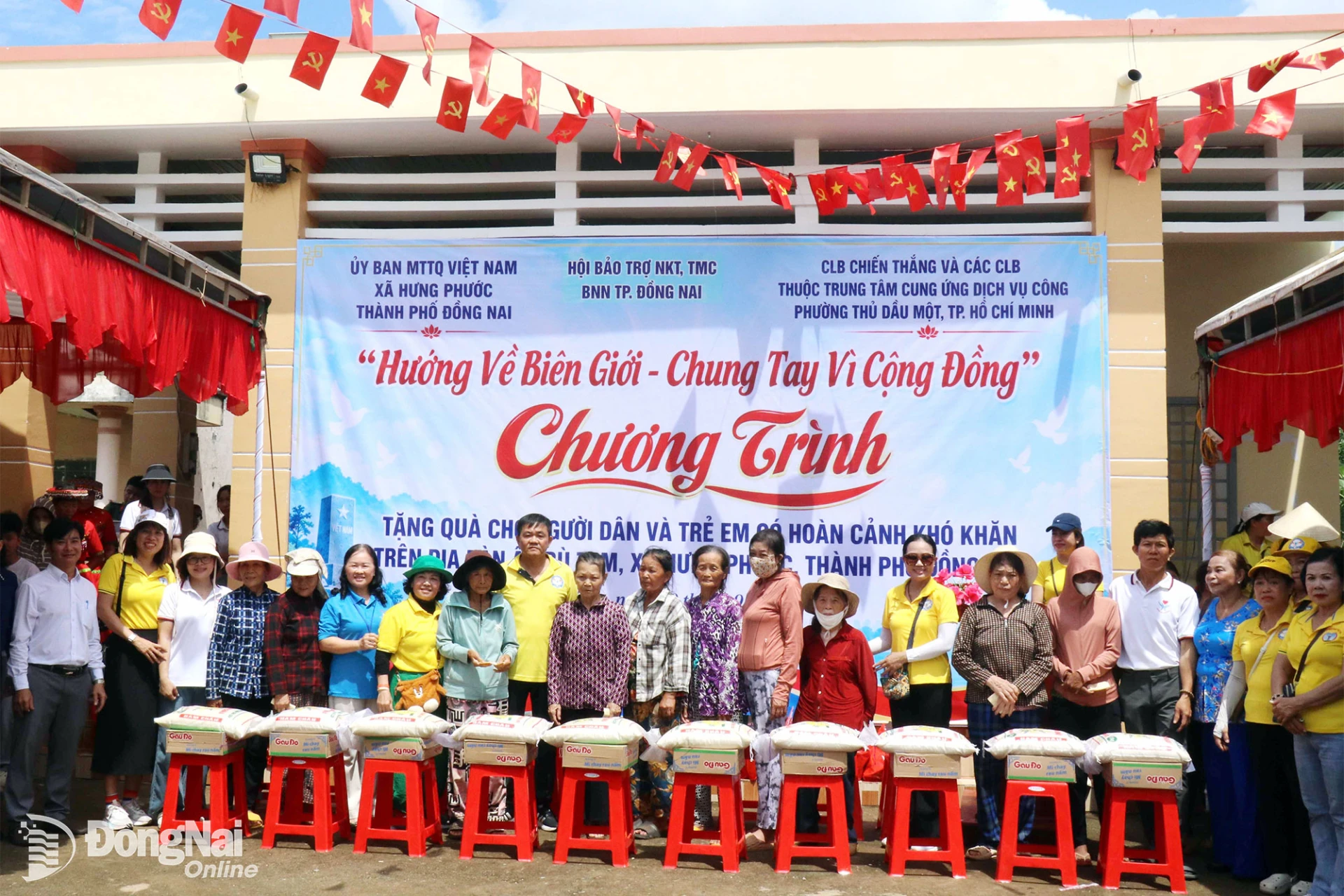 Ban tổ chức trao quà cho các hộ dân. Ảnh: Ngọc Huyền