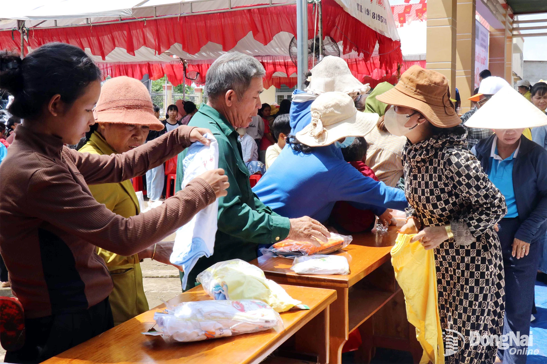 Người dân nhận quần áo tại gian hàng trong chương trình. Ảnh: Ngọc Huyền