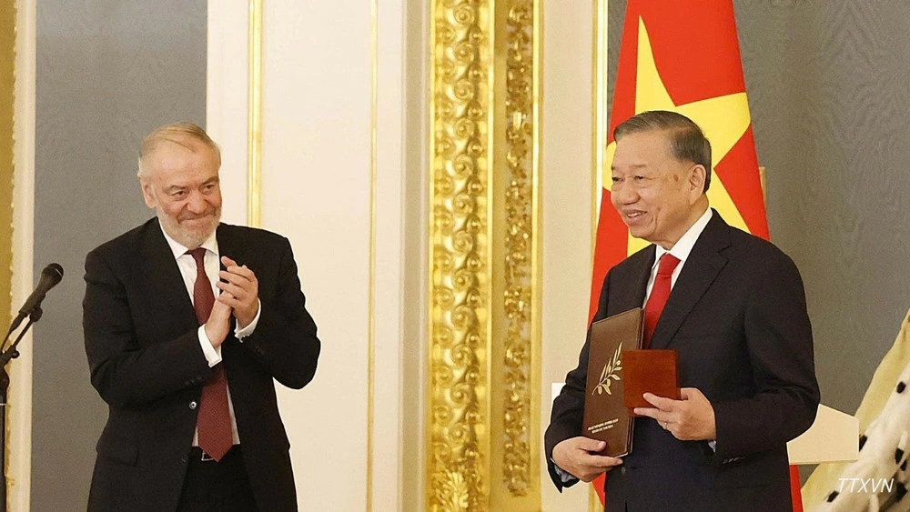 Nghệ sĩ Nhân dân Liên bang Nga Valery Gergiev, Chủ tịch Hội đồng Giám khảo Giải thưởng Hòa bình Lev Tolstoy trao Giải thưởng Hoà bình Lev Tolstoy năm 2026 cho Tổng Bí thư, Chủ tịch nước Tô Lâm. (Ảnh: Thống Nhất/TTXVN)
