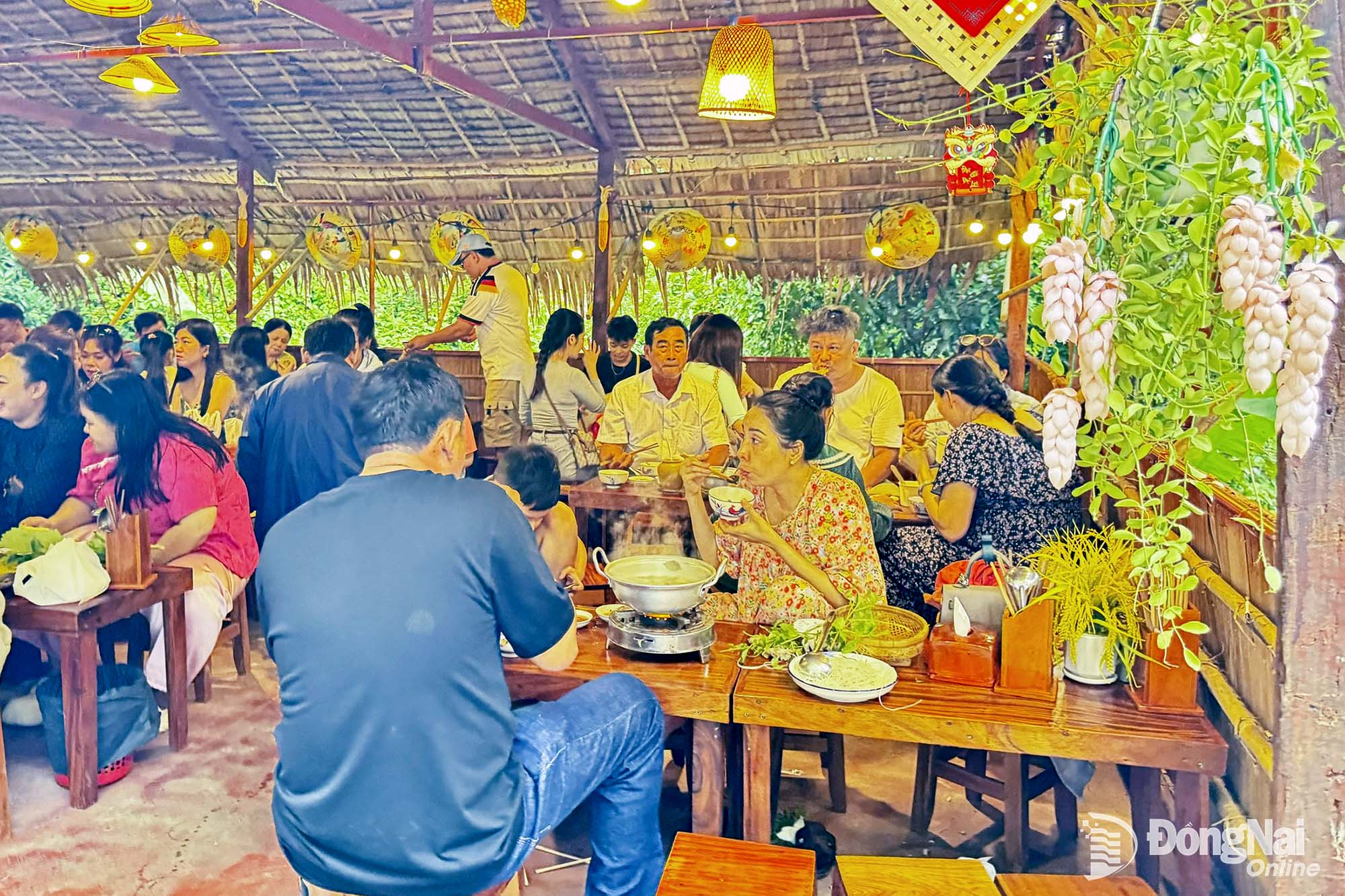 Đông đảo du khách đến thưởng thức ẩm thực mua tại các quầy bánh, trái cây tại chợ cù lao Tân Thuận Đông.