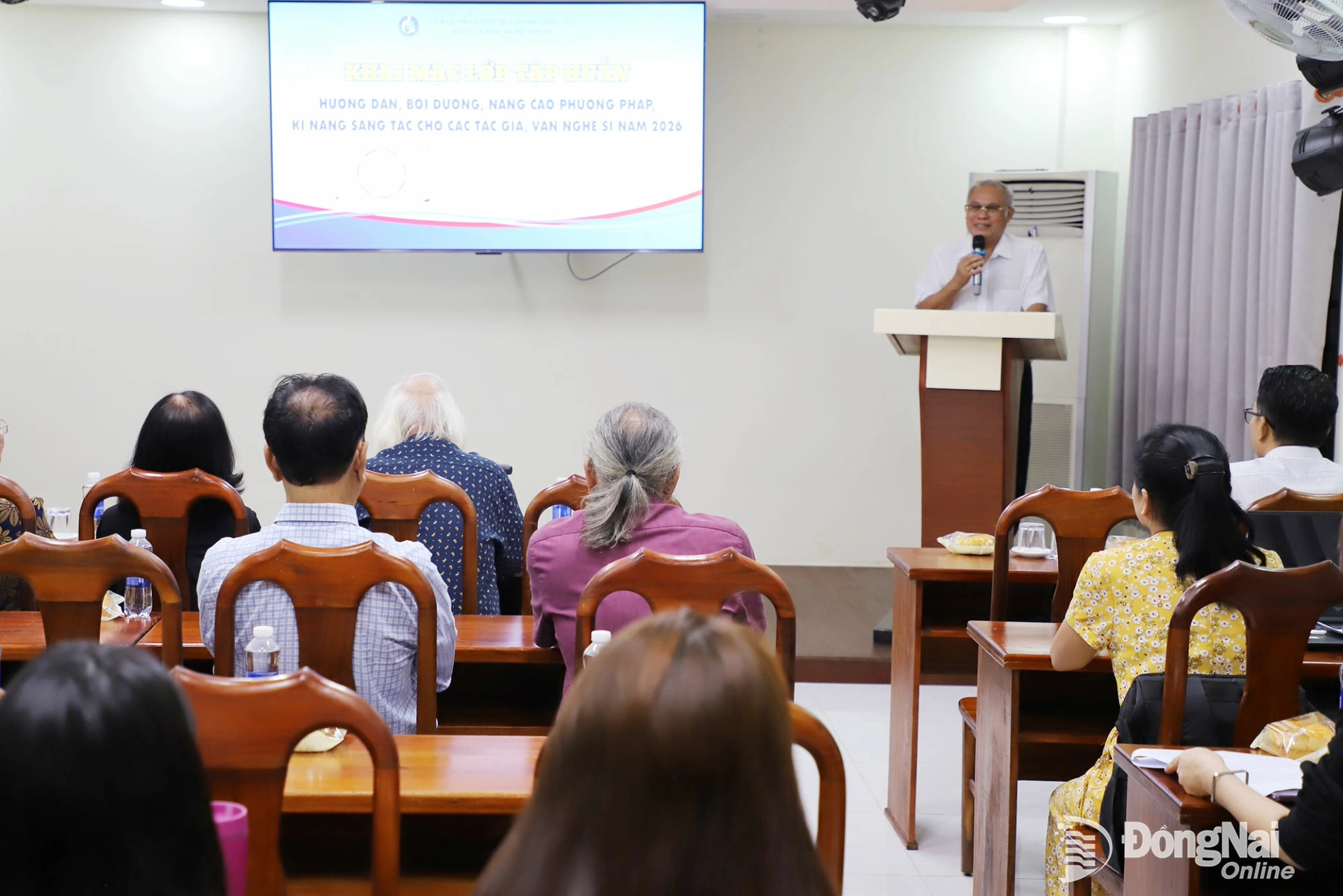 Phó Chủ tịch Thường trực Hội Văn học nghệ thuật Đồng Nai Phạm Văn Hoàng phát biểu khai mạc lớp tập huấn. Ảnh: My Ny
