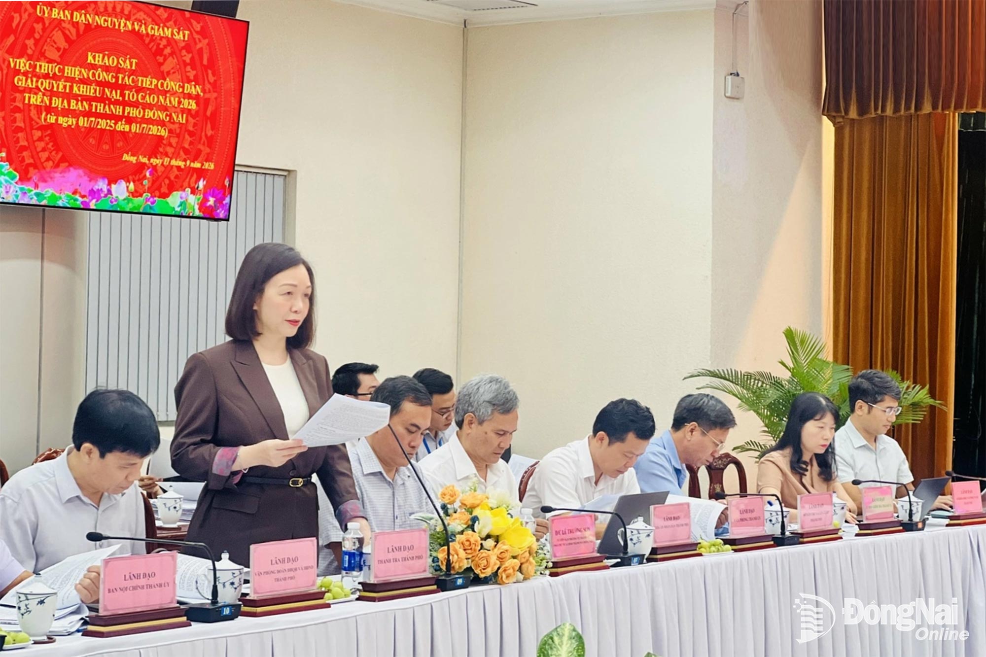Phó Chánh Thanh tra thành phố Trần Thị Song Bình, đại diện UBND thành phố báo cáo công tác tiếp công dân, giải quyết khiếu nại, tố cáo trên địa bàn Đồng Nai. Ảnh: Kim Liễu