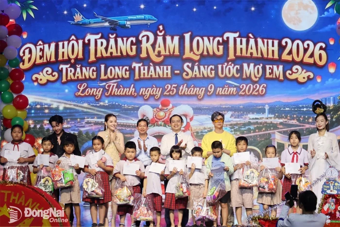 Rộn ràng đêm hội ‘Trăng Long Thành - Sáng ước mơ’