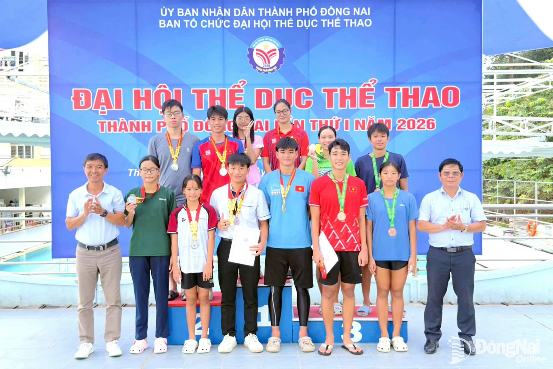 Các vận động viên bơi phường Tam Hiệp giành huy chương vàng nội dung tiếp sức 4x100m hỗn hợp. Ảnh: ĐVCC