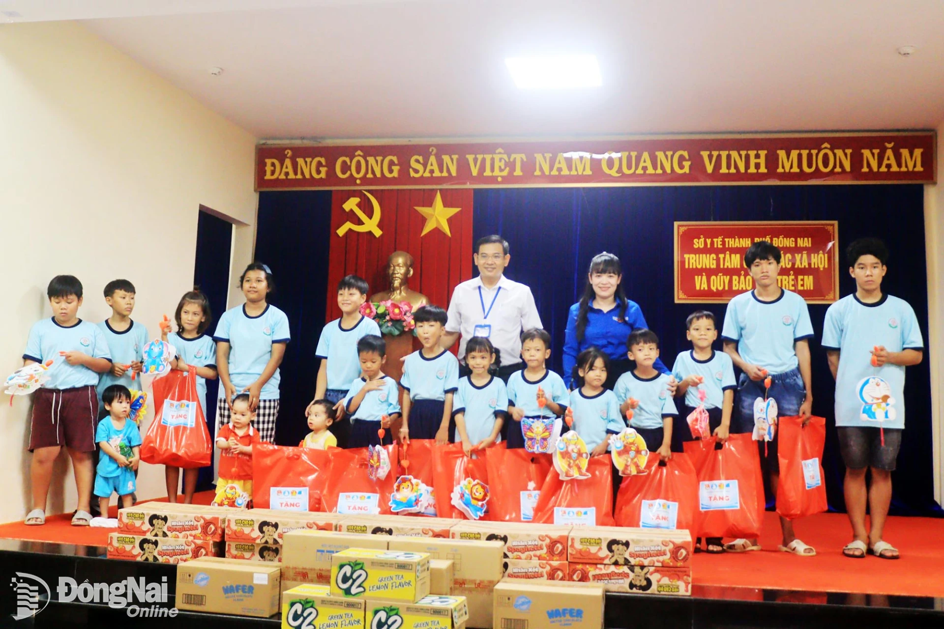 Phó Bí thư Thành đoàn, Chủ tịch Hội Sinh viên thành phố, Chủ tịch Hội đồng Đội thành phố Nguyễn Trần Phương Hà và đại diện Trung tâm Công tác xã hội và Quỹ Bảo trợ trẻ em thành phố trao quà cho các em thiếu nhi tại trung tâm. Ảnh: Nga Sơn