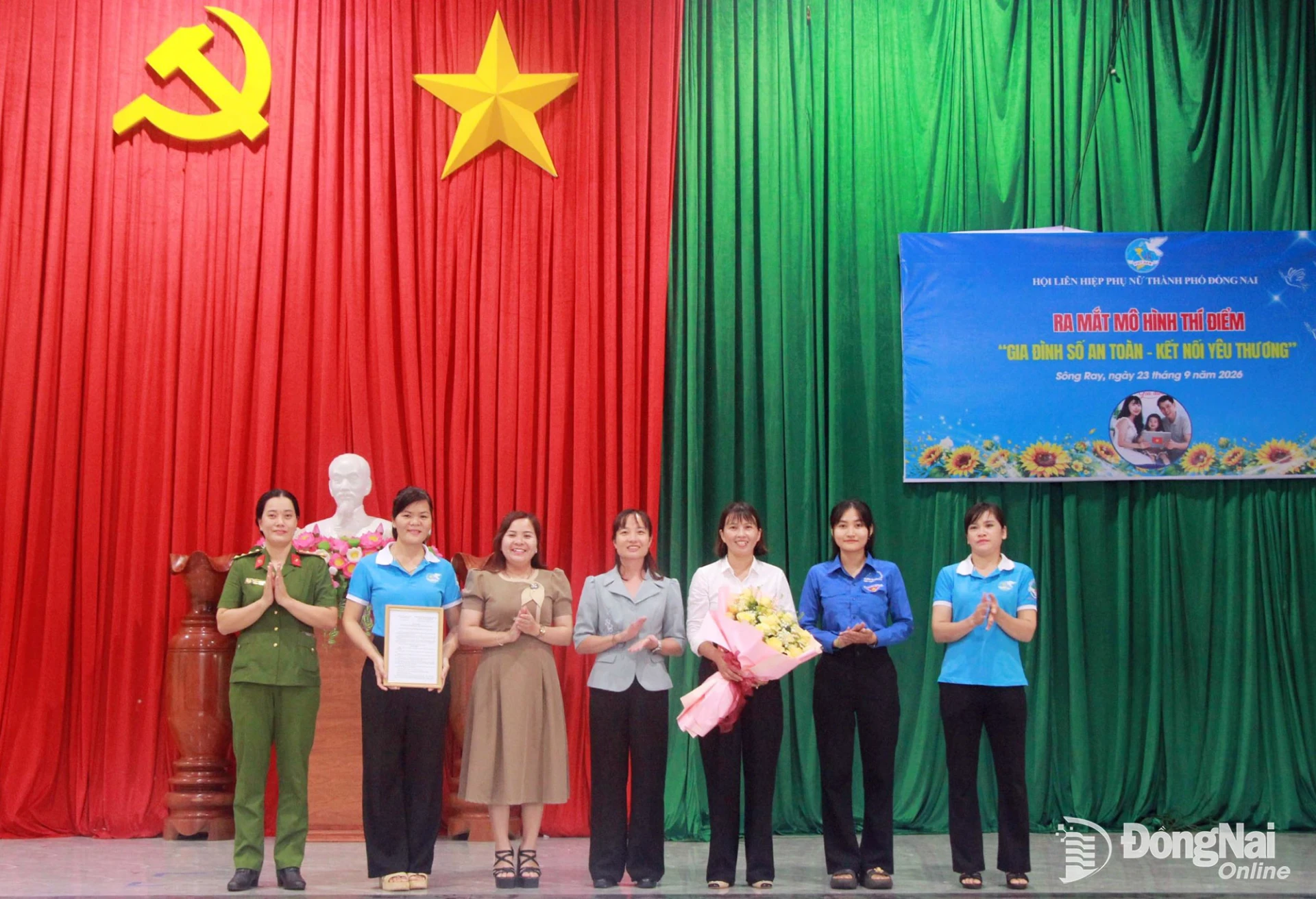 Phó Chủ tịch Hội Liên hiệp phụ nữ thành phố Nguyễn Thanh Phương (thứ 4 từ phải qua) và đại diện Ủy ban MTTQ Việt Nam xã Sông Ray trao quyết định, tặng hoa chúc mừng Ban chủ nhiệm mô hình. Ảnh: Nga Sơn
