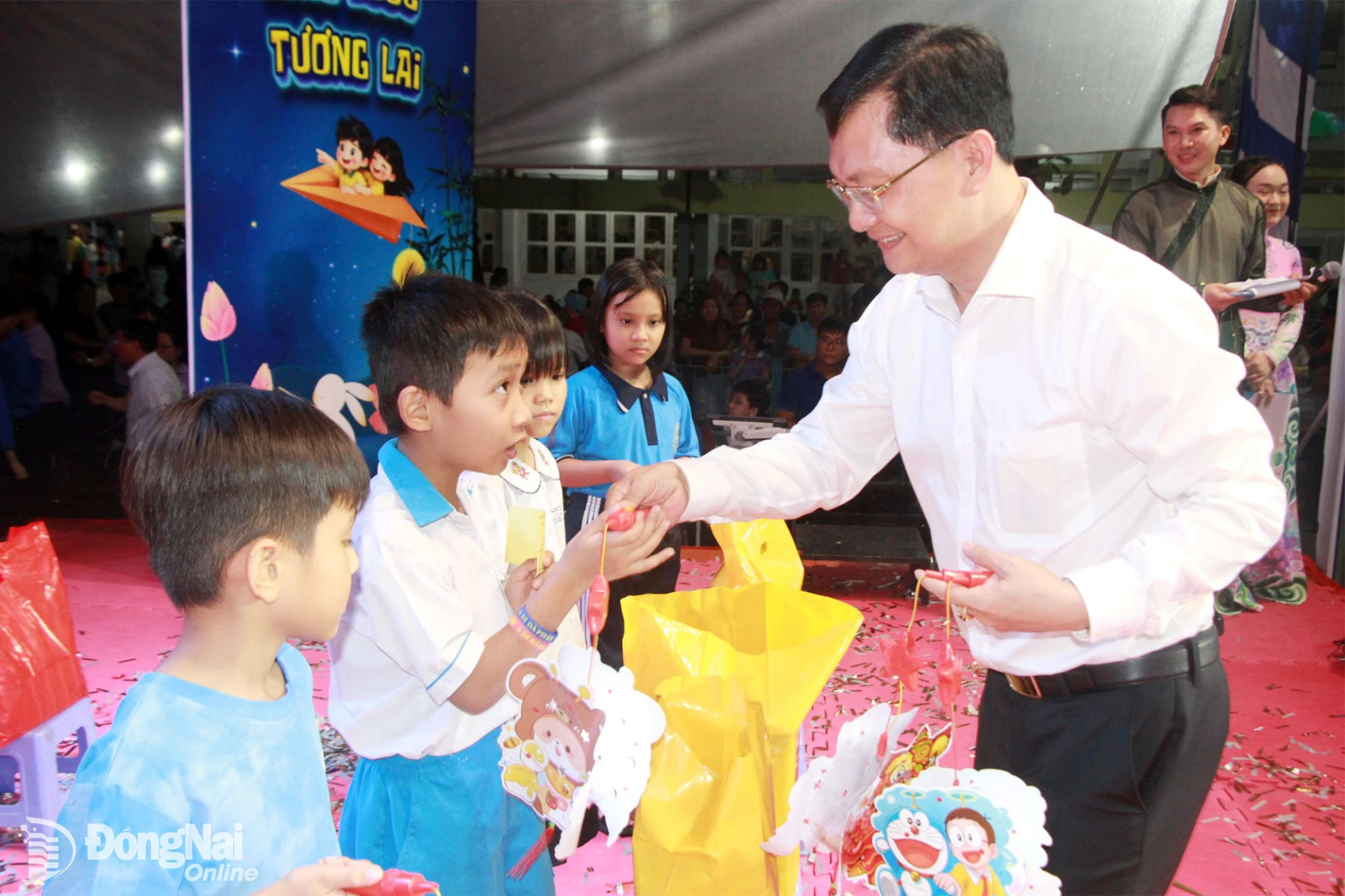 Ủy viên Ban Thường vụ Thành ủy, Phó Chủ tịch Thường trực Ủy ban MTTQ Việt Nam thành phố Hà Anh Dũng trao quà cho các em thiếu nhi. Ảnh: Nga Sơn