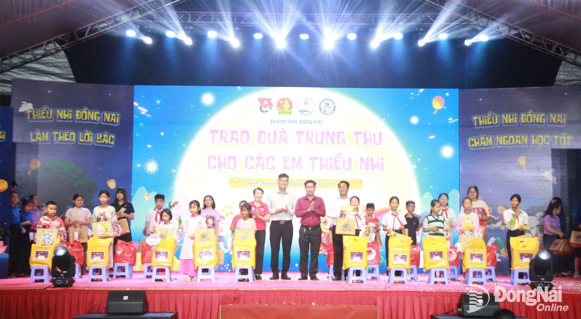 Các đại biểu trao quà cho các em thiếu nhi tại đêm hội. Ảnh: Nga Sơn