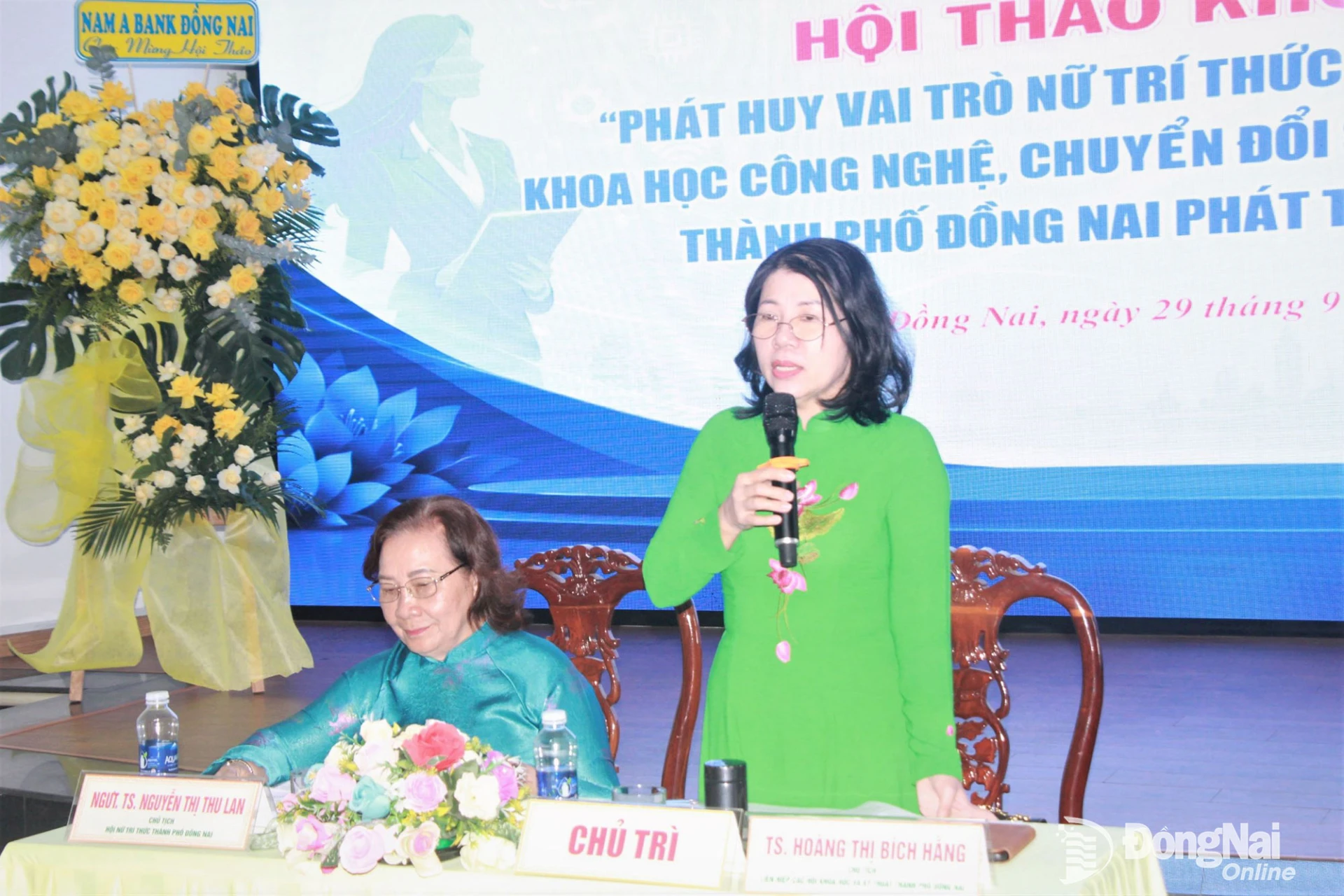Tiến sĩ Hoàng Thị Bích Hằng, Chủ tịch Liên hiệp các Hội Khoa học và kỹ thuật thành phố phát biểu tại hội thảo. Ảnh: Nga Sơn
