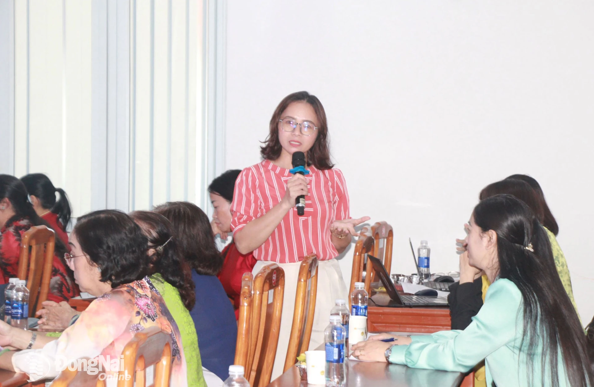 Đại biểu trao đổi ý kiến tại hội thảo. Ảnh: Nga Sơn
