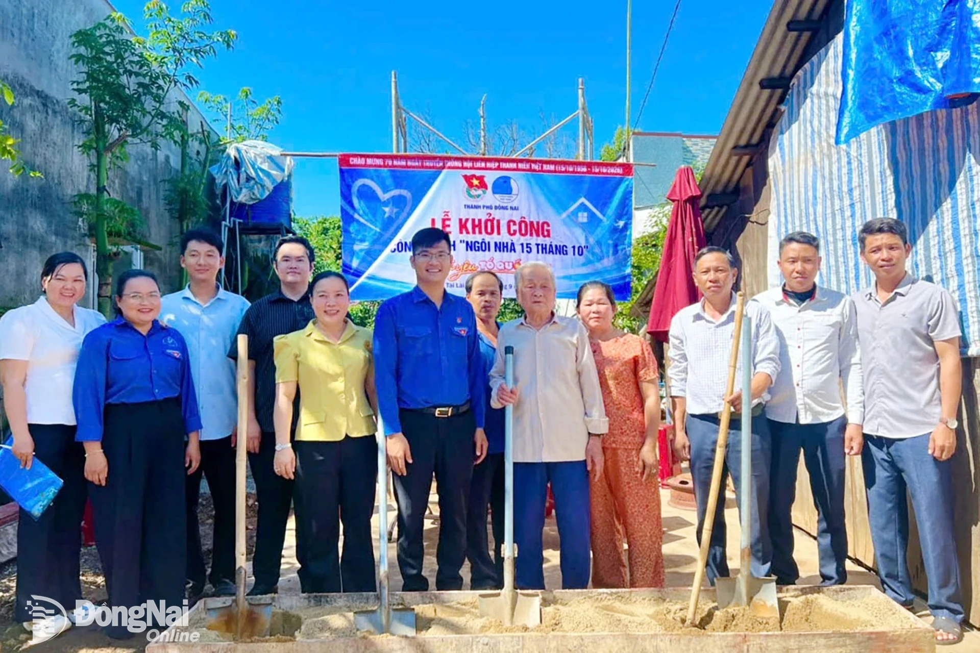 Phó Bí thư Thành đoàn, Chủ tịch Hội Liên hiệp thanh niên Việt Nam thành phố Phan Thế Công (thứ 6 từ trái qua) và đại diện địa phương, gia đình tham gia khởi công xây dựng nhà tại xã Tà Lài. Ảnh: ĐVCC

