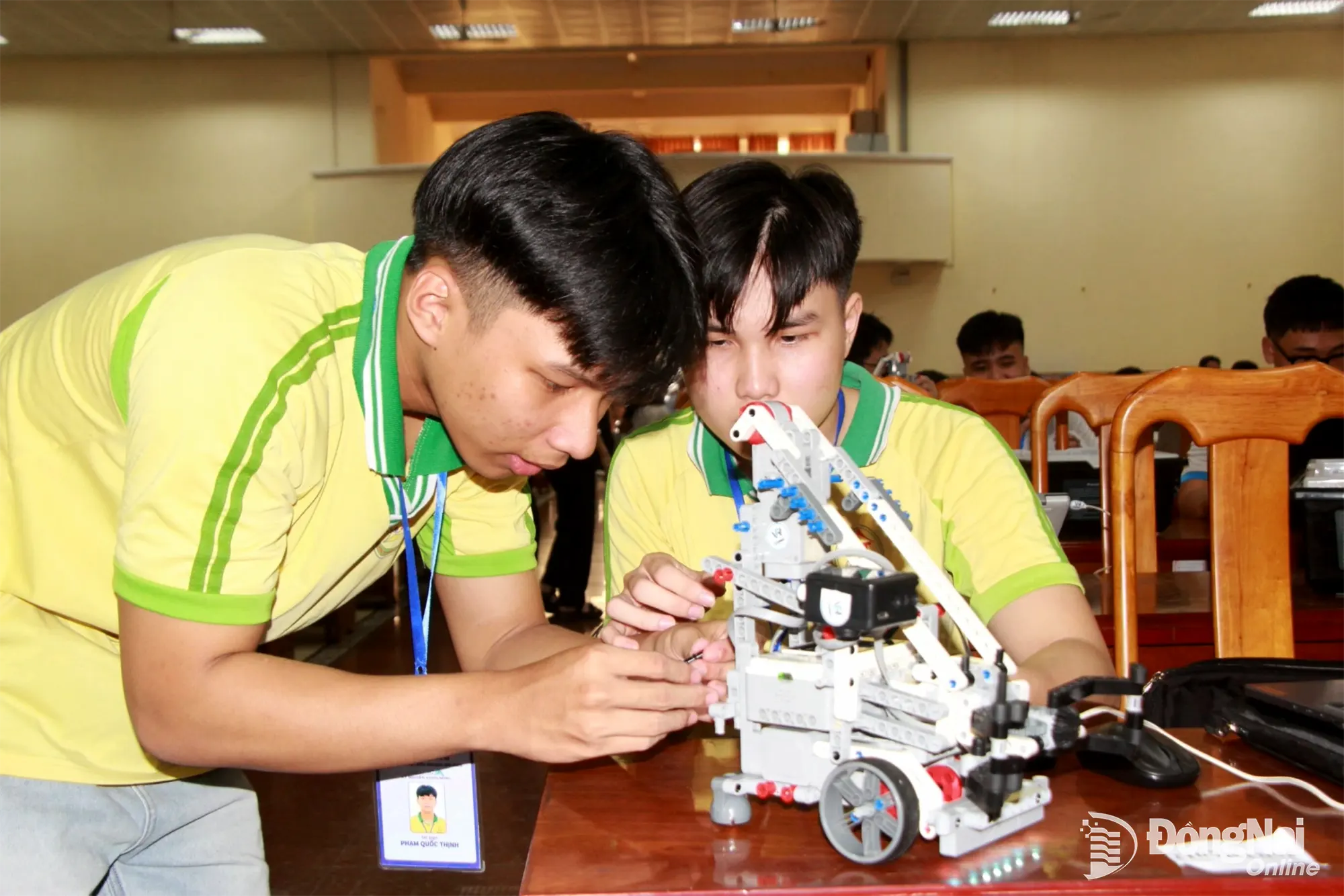 Teams adjust their robots after assembling them at the competition venue. Photo: Nga Son