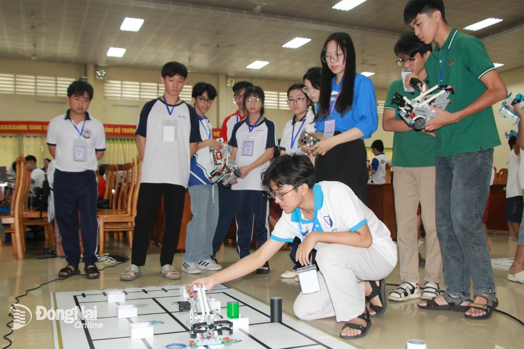 Teams participating in the Southern regional round of the 6th National Robotics Innovation Competition 2026 test-run their robots after assembly and programming. Photo: Nga Son