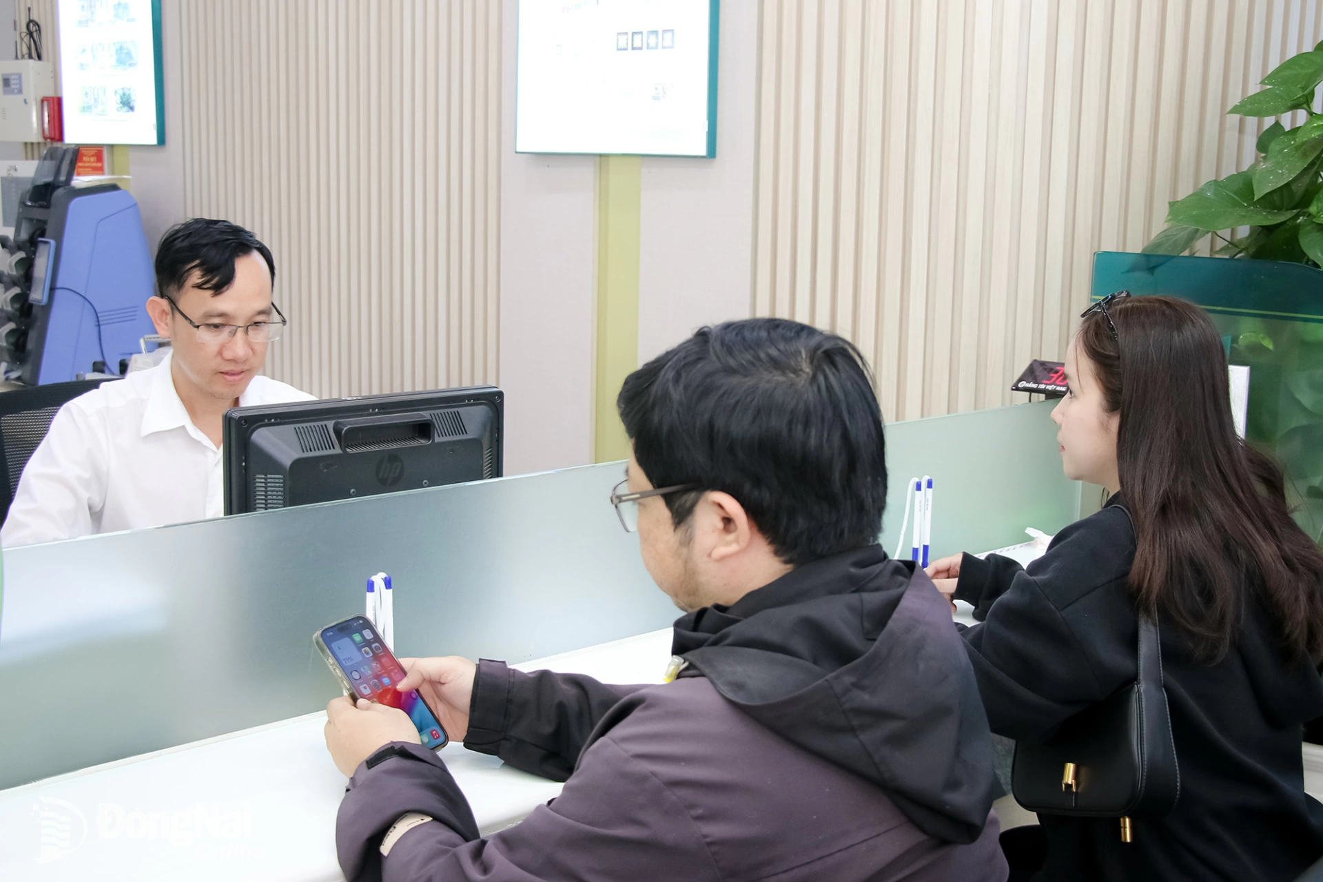 Hoạt động giao dịch tại một chi nhánh ngân hàng thương mại ở phường Trấn Biên.

