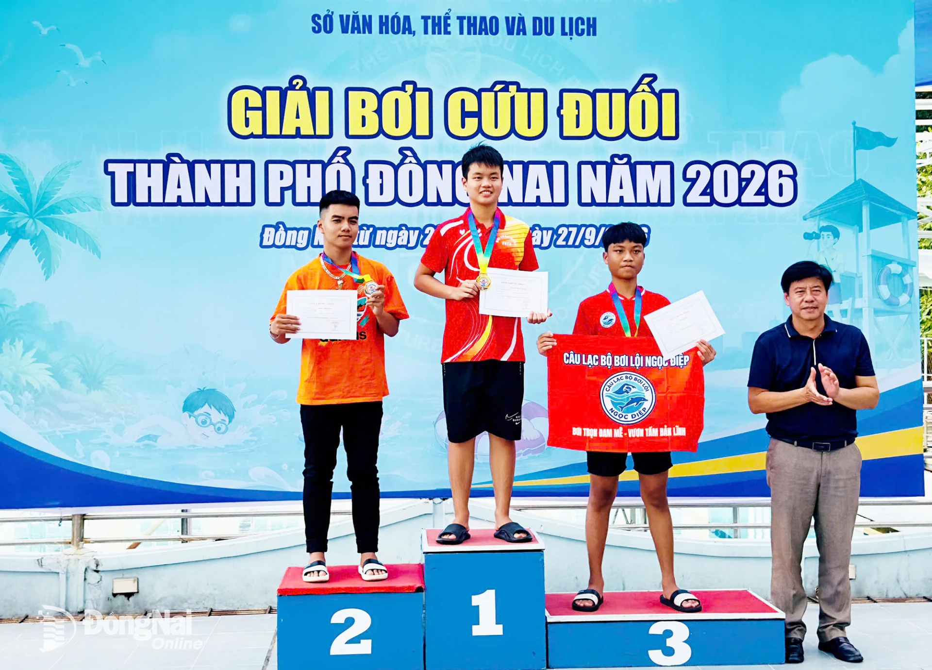 Ban tổ chức trao huy chương cho các nam vận động viên đạt thứ hạng cao ở nội dung tranh tài. Ảnh: ĐVCC
