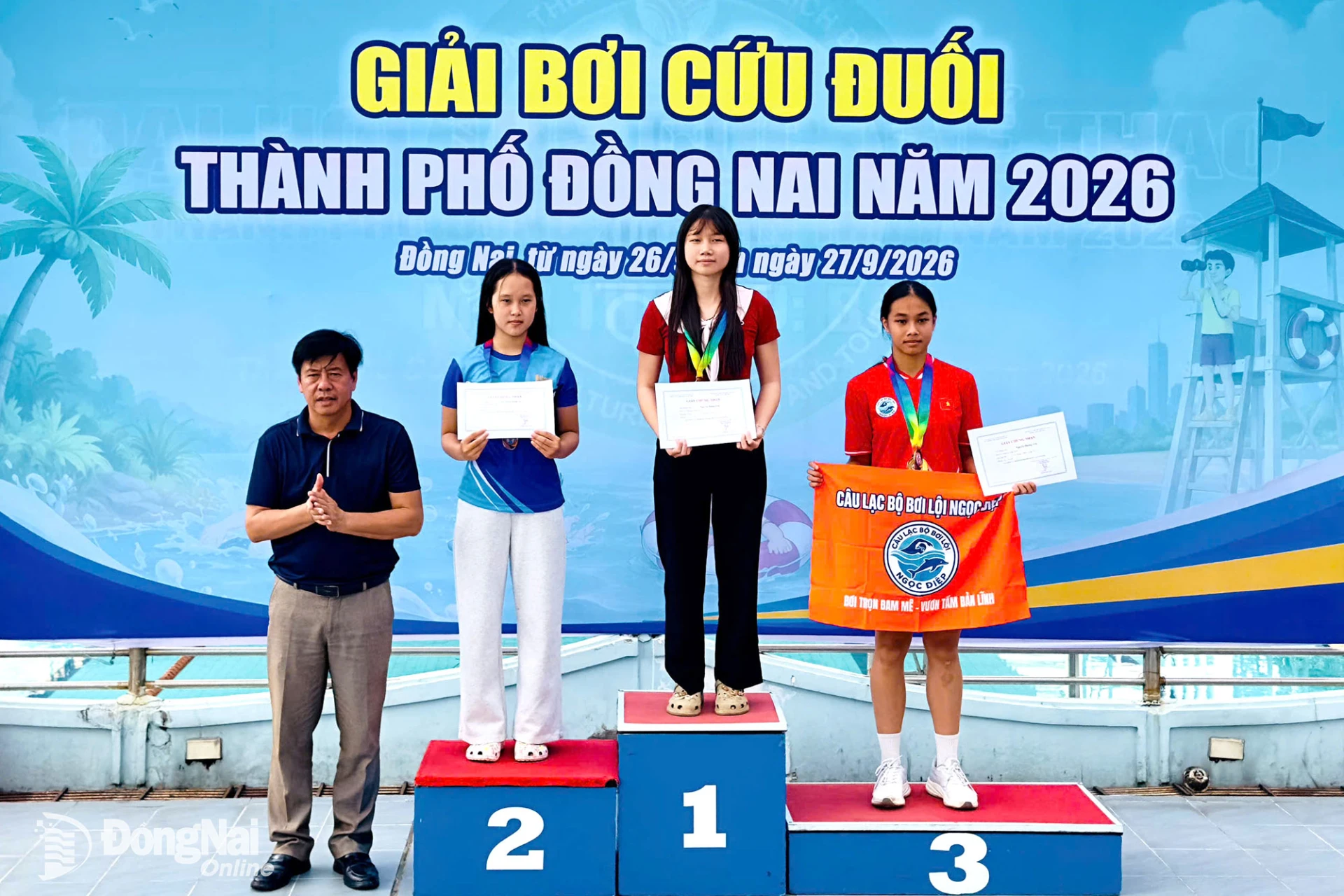 Ban tổ chức trao huy chương cho các nữ vận động viên đạt thứ hạng cao ở nội dung tranh tài. Ảnh: ĐVCC
