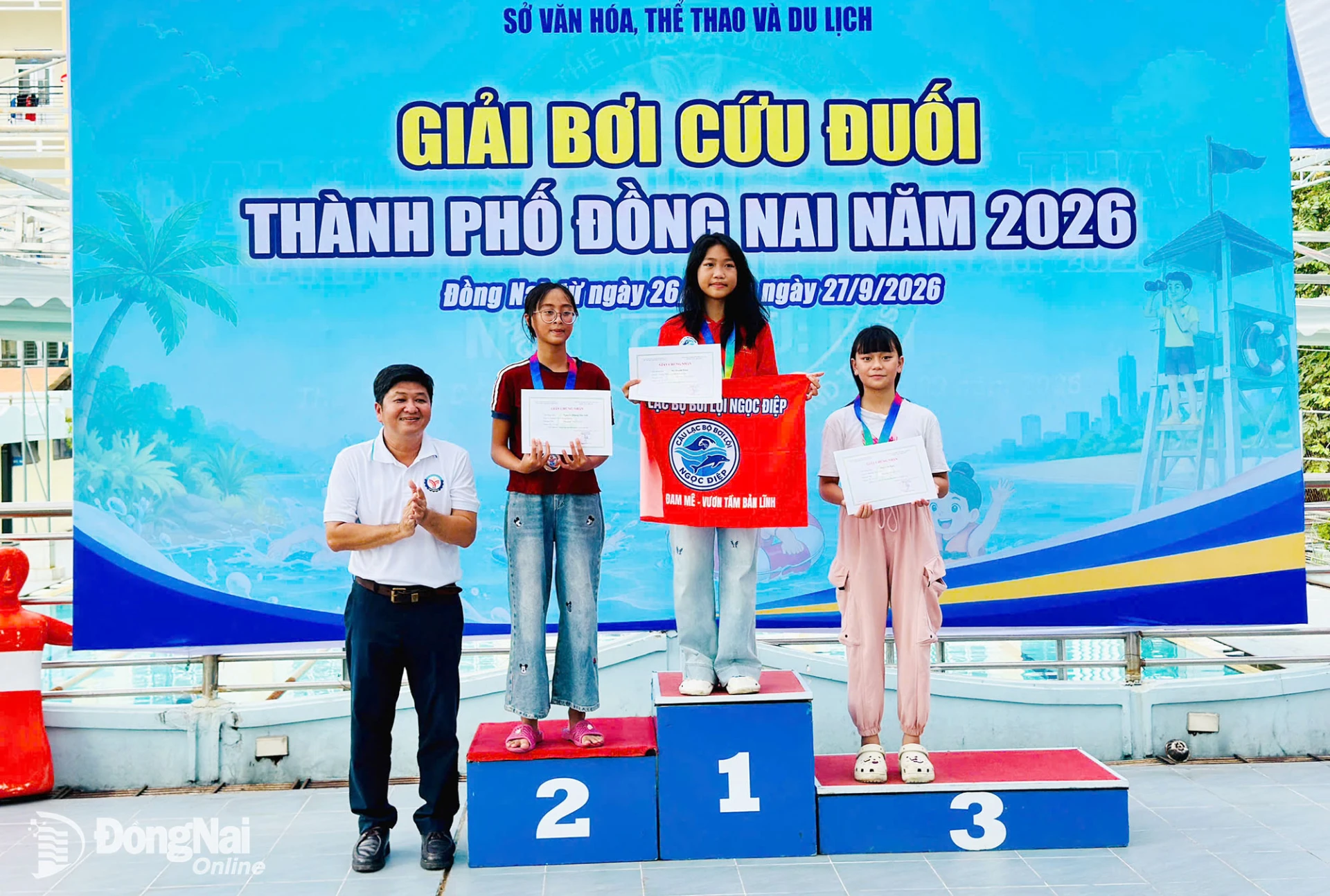 Ban tổ chức trao huy chương cho các nữ vận động viên đạt thứ hạng cao ở nội dung tranh tài. Ảnh: ĐVCC
