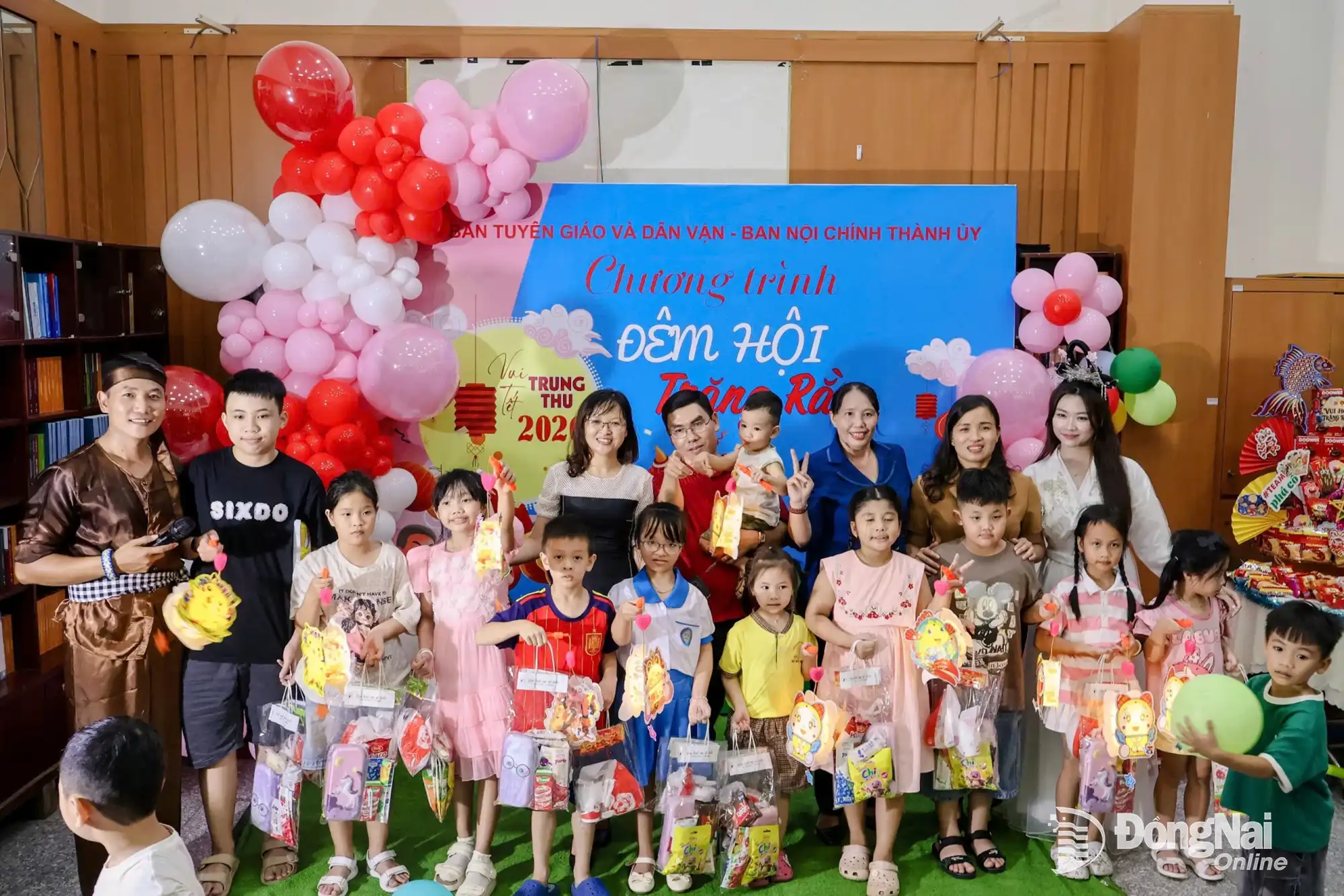 Lãnh đạo Ban Tuyên giáo và Dân vận Thành ủy cùng các gia đình vui Trung thu cùng các cháu. Ảnh: ĐVCC