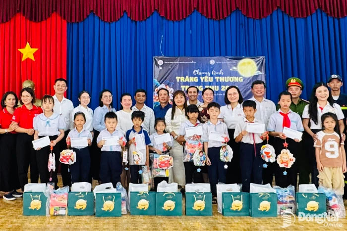 Báo và Phát thanh, Truyền hình Đồng Nai trao 65 suất học bổng và quà trung thu
