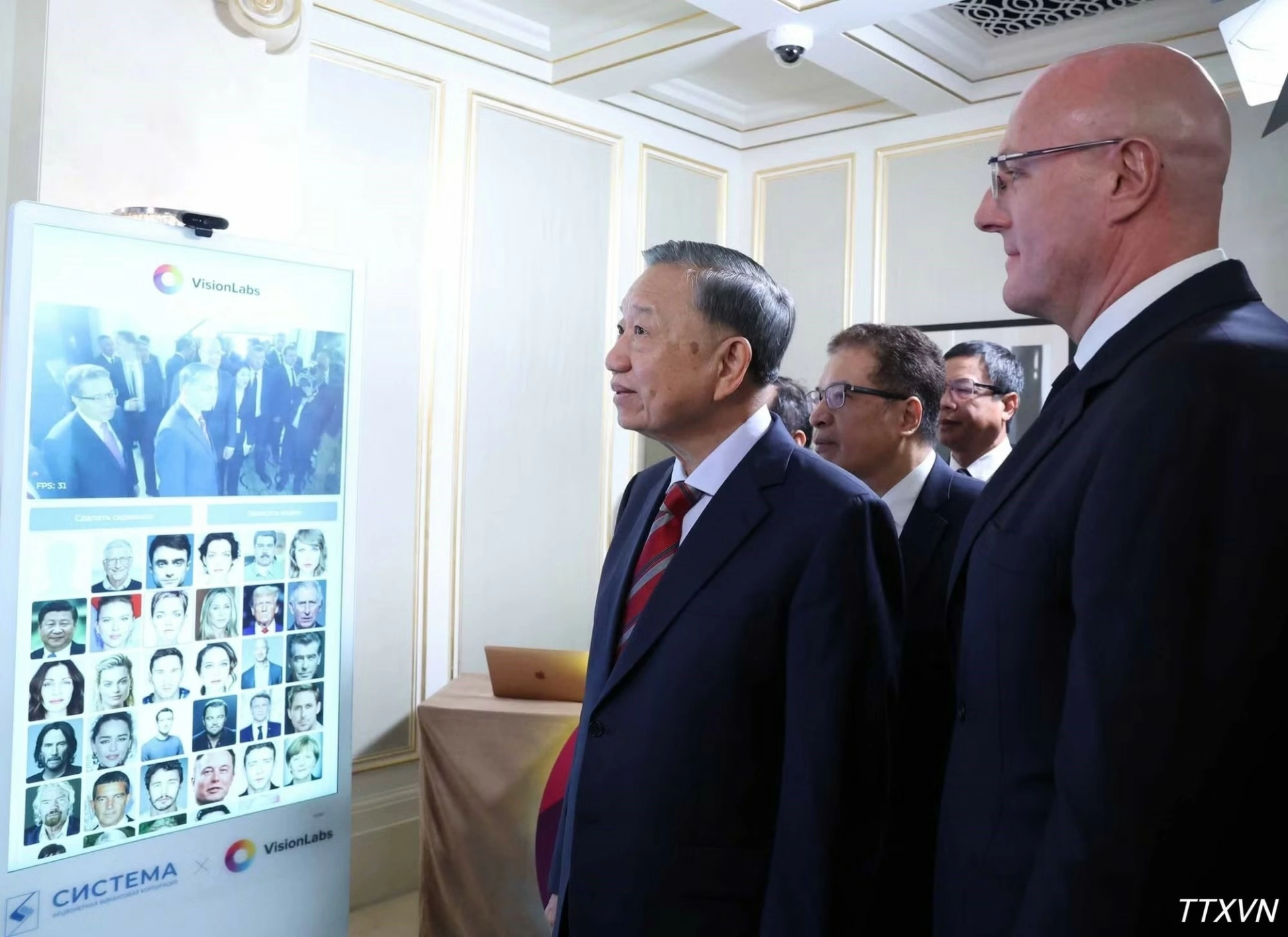 Tổng Bí thư, Chủ tịch nước Tô Lâm và Phó Thủ tướng Nga Dmitry Chernyshenko xem một số hình ảnh về quan hệ hợp tác Việt-Nga. (Ảnh: Thống Nhất/TTXVN)
