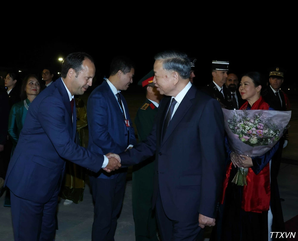 Đại biểu Pháp đón Tổng Bí thư, Chủ tịch nước Tô Lâm và Phu nhân tại sân bay Orly, Paris . (Ảnh: Thống Nhất/TTXVN)
