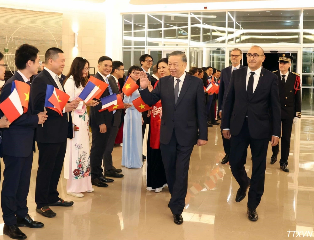 Cán bộ, nhân viên Đại sứ quán và cộng đồng người Việt Nam tại Pháp đón Tổng Bí thư, Chủ tịch nước Tô Lâm và Phu nhân. (Ảnh: Thống Nhất/TTXVN)
