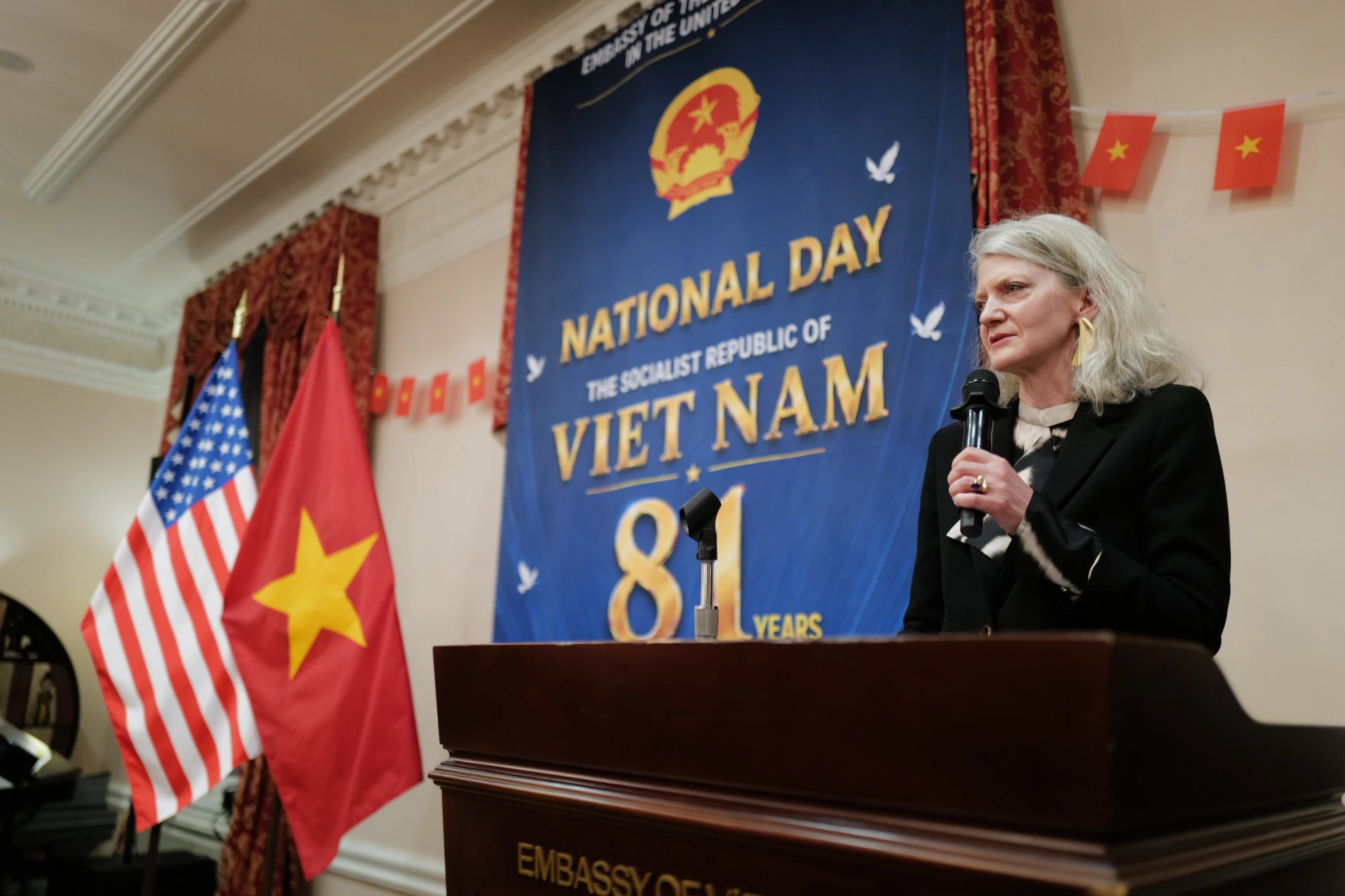 Thứ trưởng Ngoại giao Hoa Kỳ Allison Hooker phát biểu tại buổi lễ. Ảnh: TTXVN
