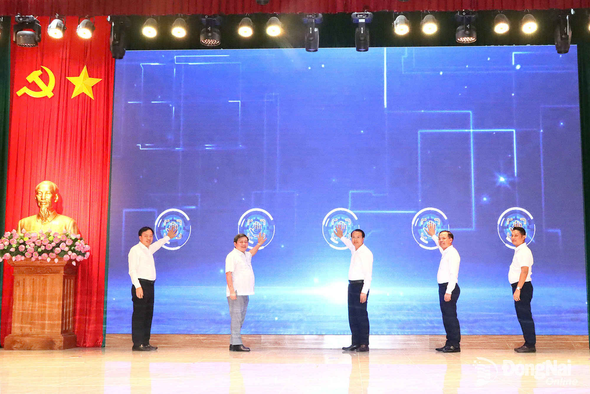 Lãnh đạo phường Bình Phước thực hiện nghi thức ra mắt Trang thông tin điện tử Hợp tác xã số Bình Phước. Ảnh: Quang Minh